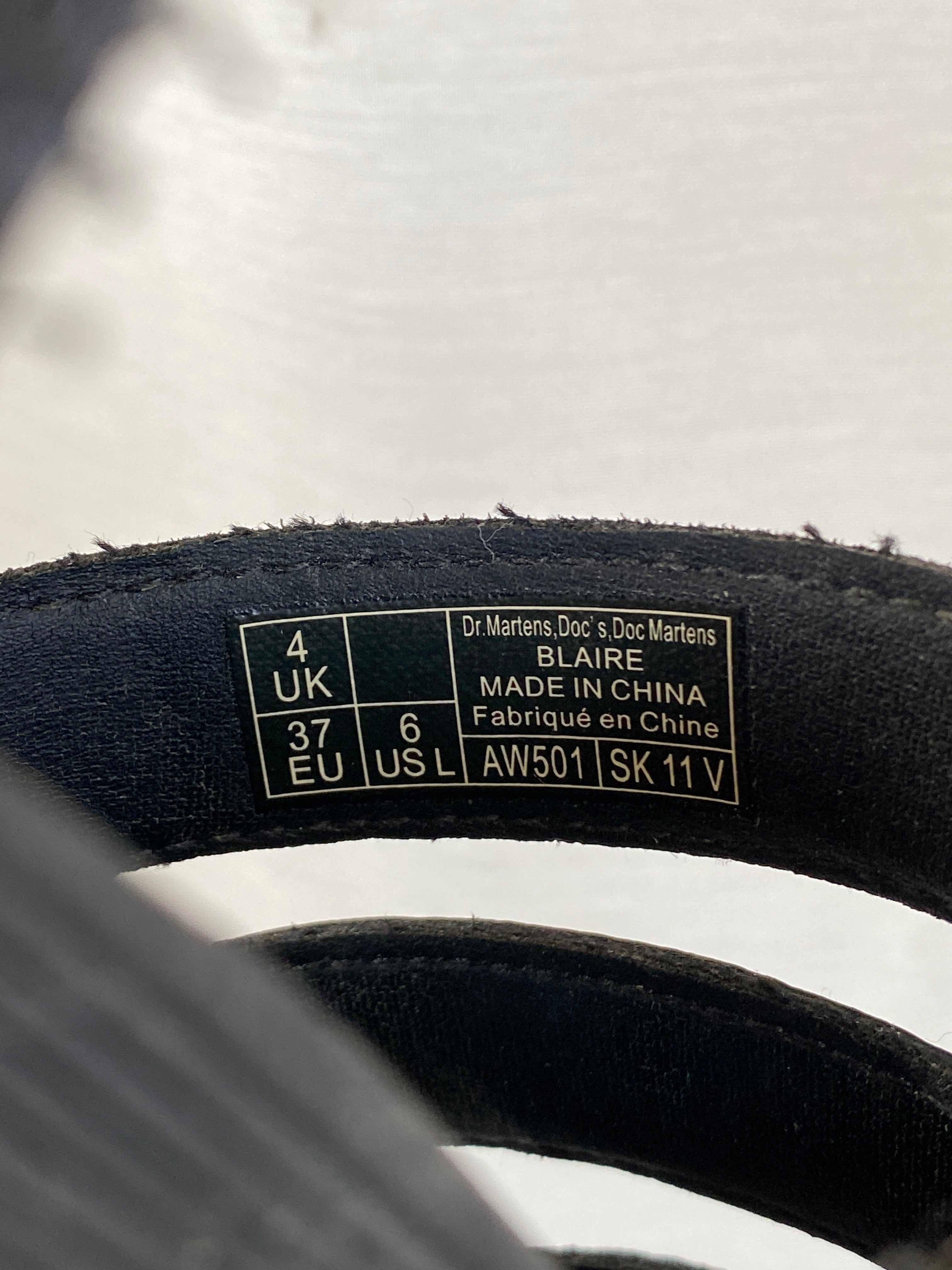 صندل Dr. Martens Blaire الأسود ذو النعل السميك المصنوع من الجلد اللامع - مقاس EU 37