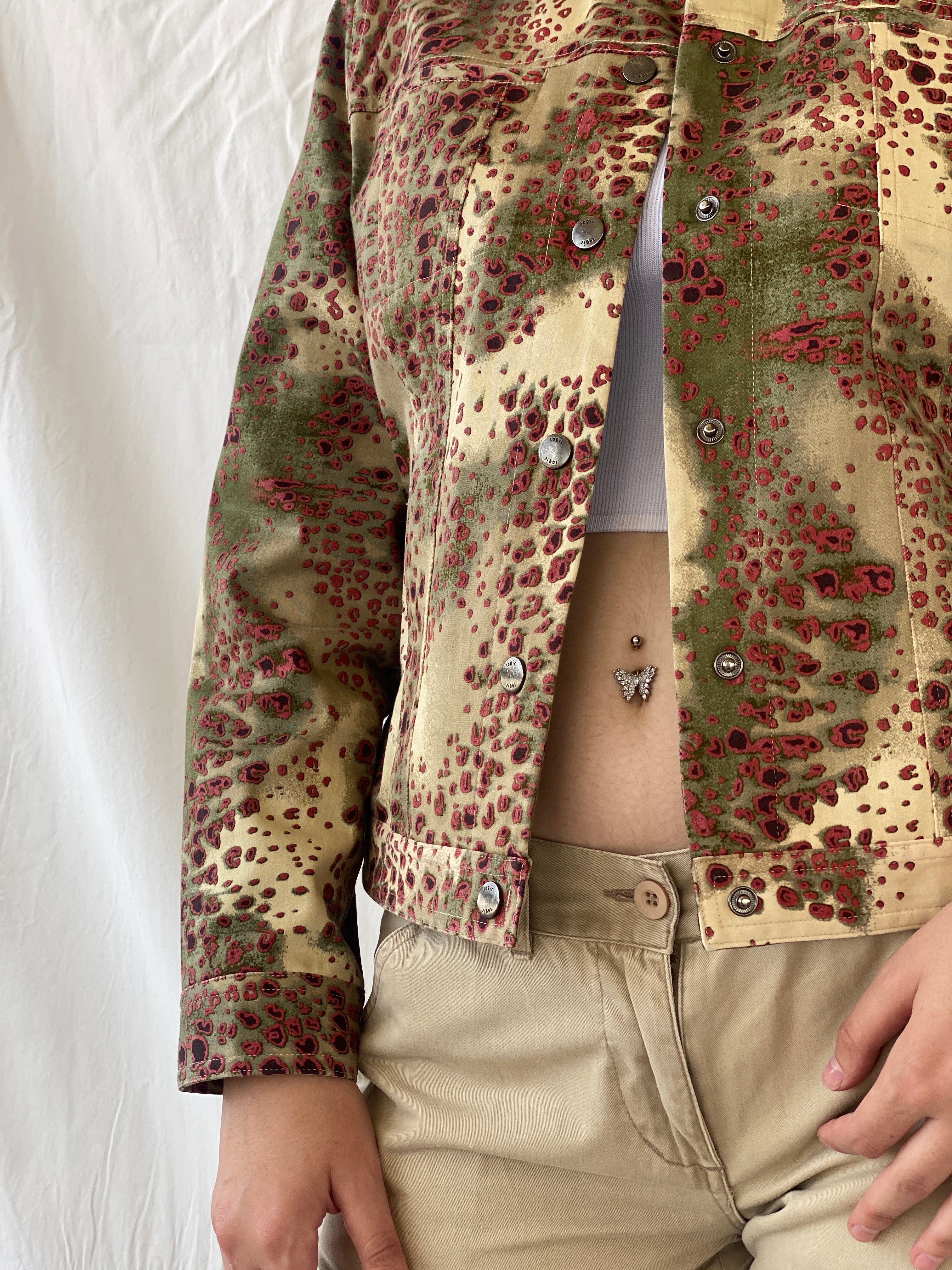 جاكيت من القطن الخفيف بطبعة حيوانية باللونين البيج والأحمر من مجموعة Vintage August Silk Logic - مقاس M