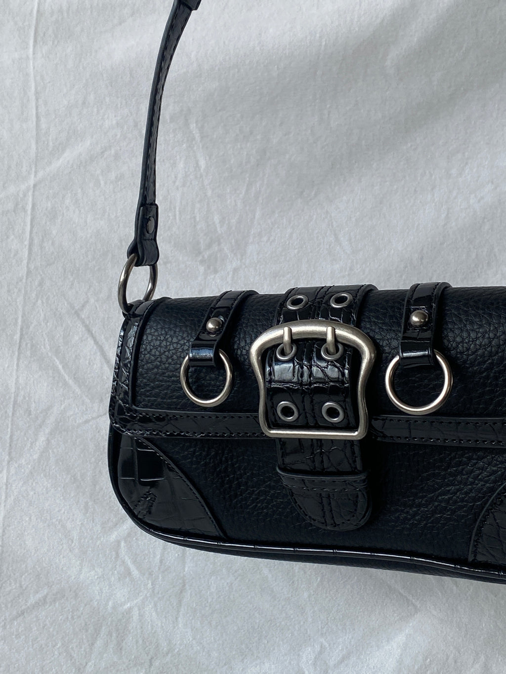 حقيبة كتف UO Jade Baguette سوداء من NWT Urban Outfitters