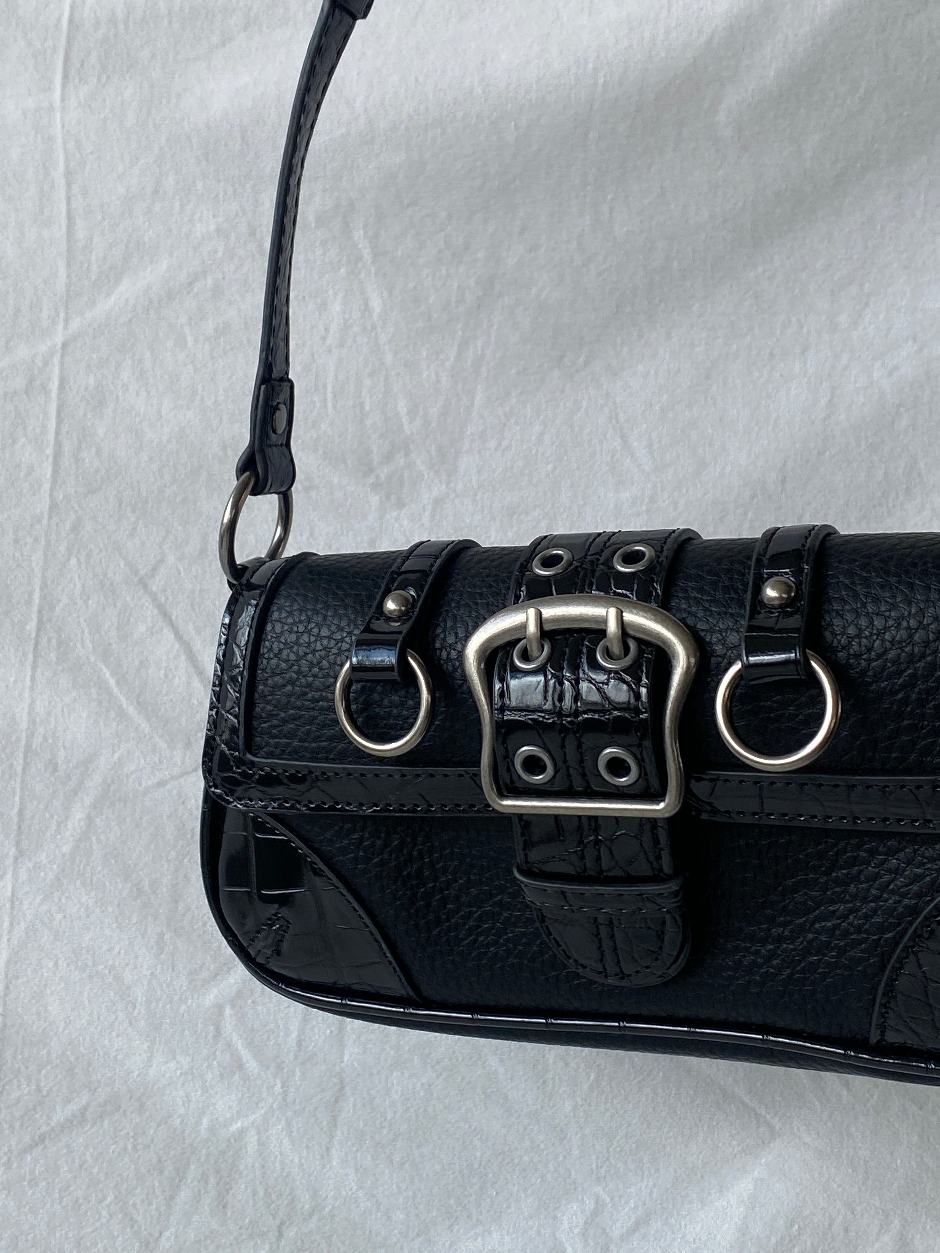 حقيبة كتف UO Jade Baguette سوداء من NWT Urban Outfitters