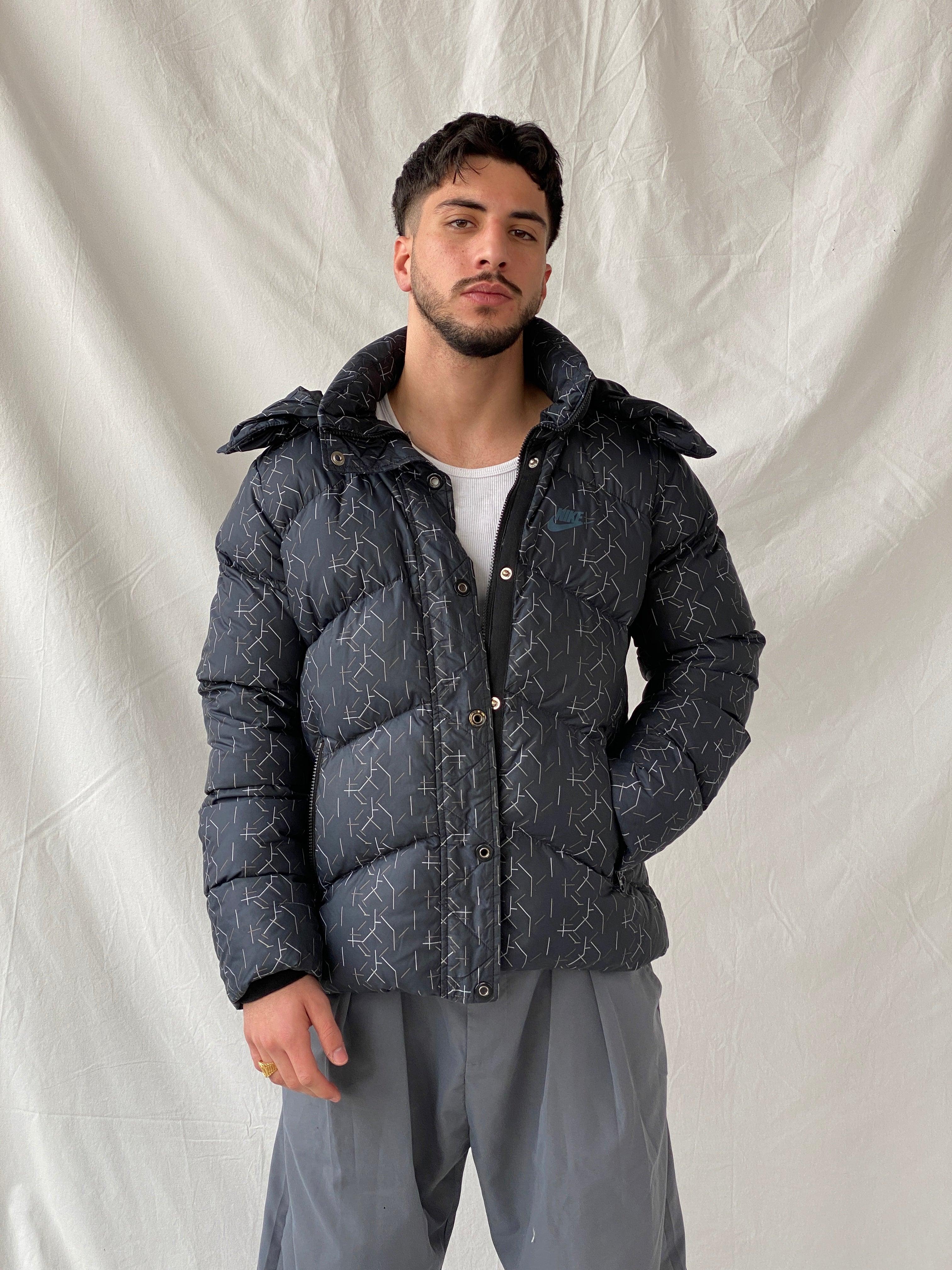 جاكيت نايكي رجالي بغطاء رأس وخطوط فضية داكنة - مقاس كبير