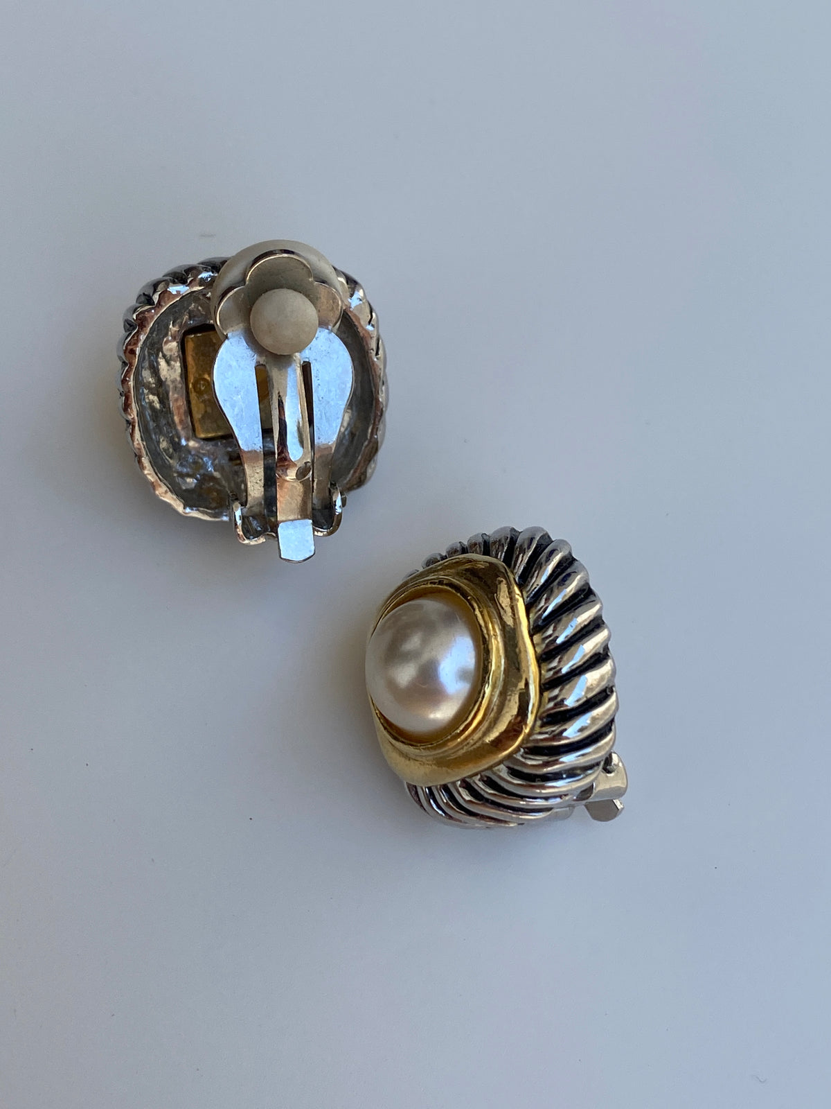 Vintage Two-Tone Faux Pearl Ribbed Clip-On Gold & Silver Earrings Vintage Two-Tone Faux Pearl Ribbed Clip-On Gold & Silver Earrings
