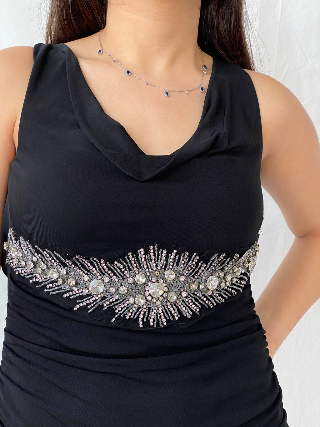 فستان نيكول باكتي Y2K بدون أكمام أسود ضيق مفتوح الظهر متوسط ​​الطول فضي مزين - مقاس صغير