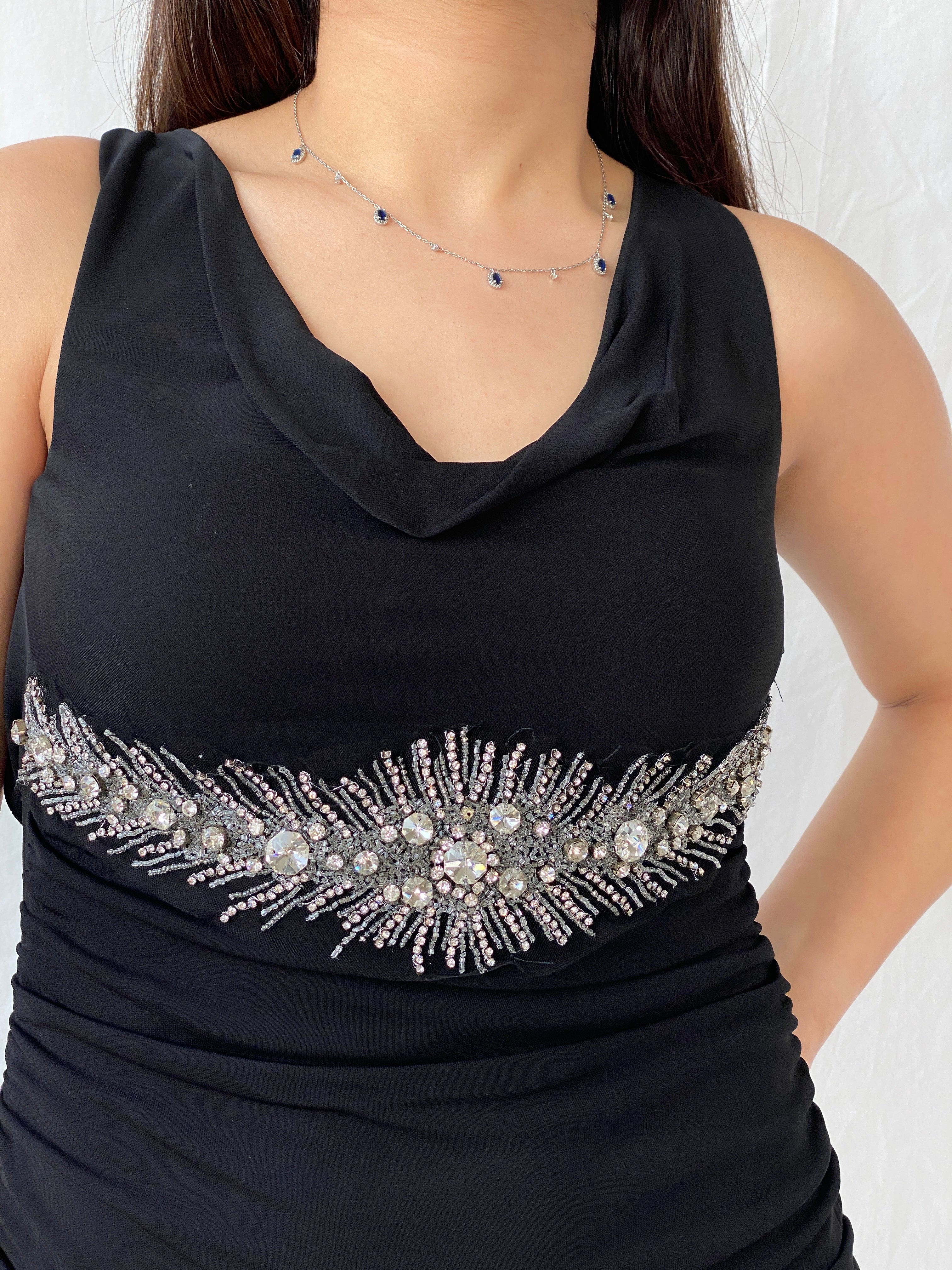 فستان نيكول باكتي Y2K بدون أكمام أسود ضيق مفتوح الظهر متوسط ​​الطول فضي مزين - مقاس صغير