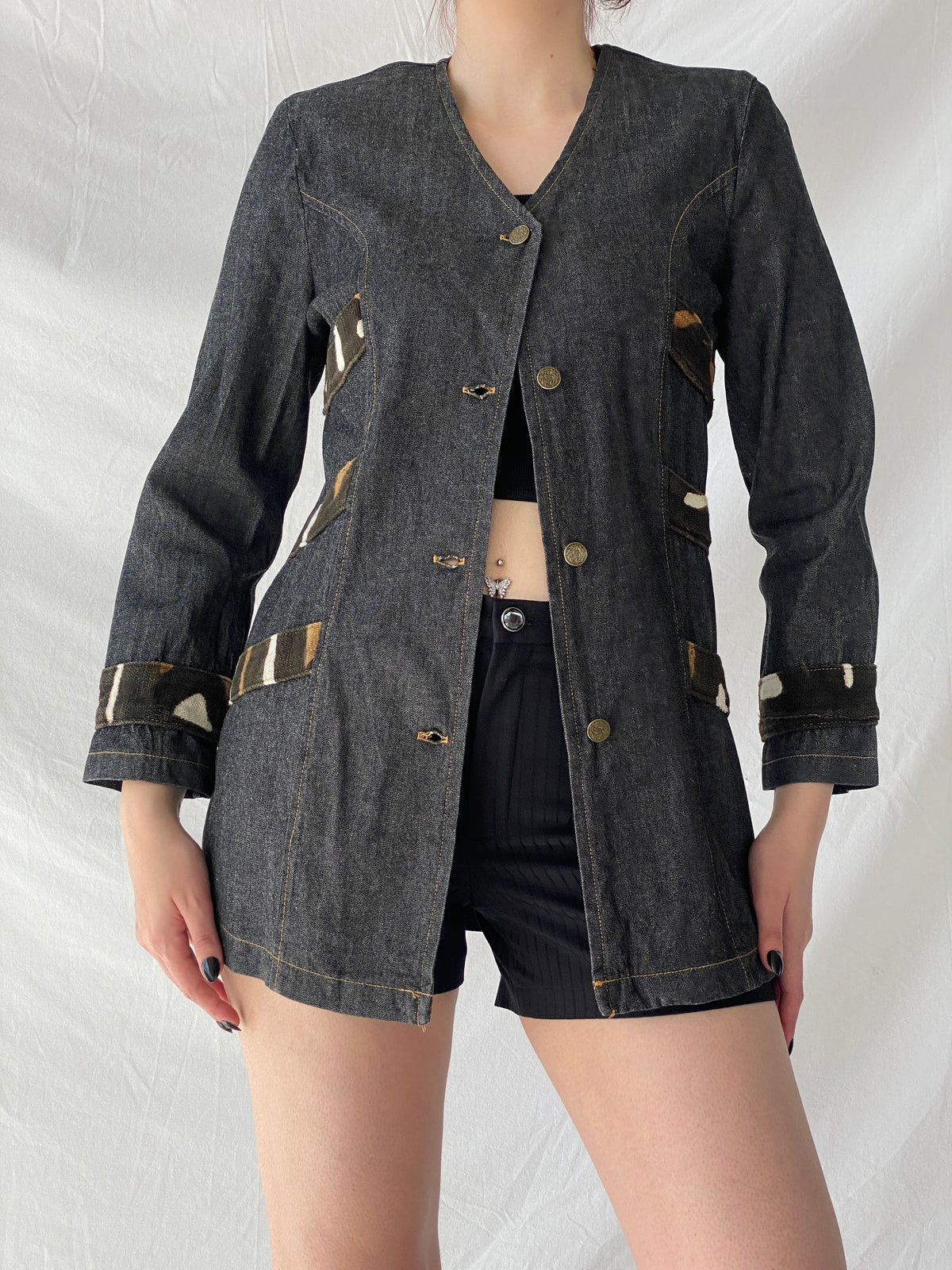 جاكيت جينز قطني من تصميم تشارلي، من مجموعة Vintage Jamp Fashion - مقاس M جاكيت جينز قطني من تصميم تشارلي، من مجموعة Vintage Jamp Fashion - مقاس M