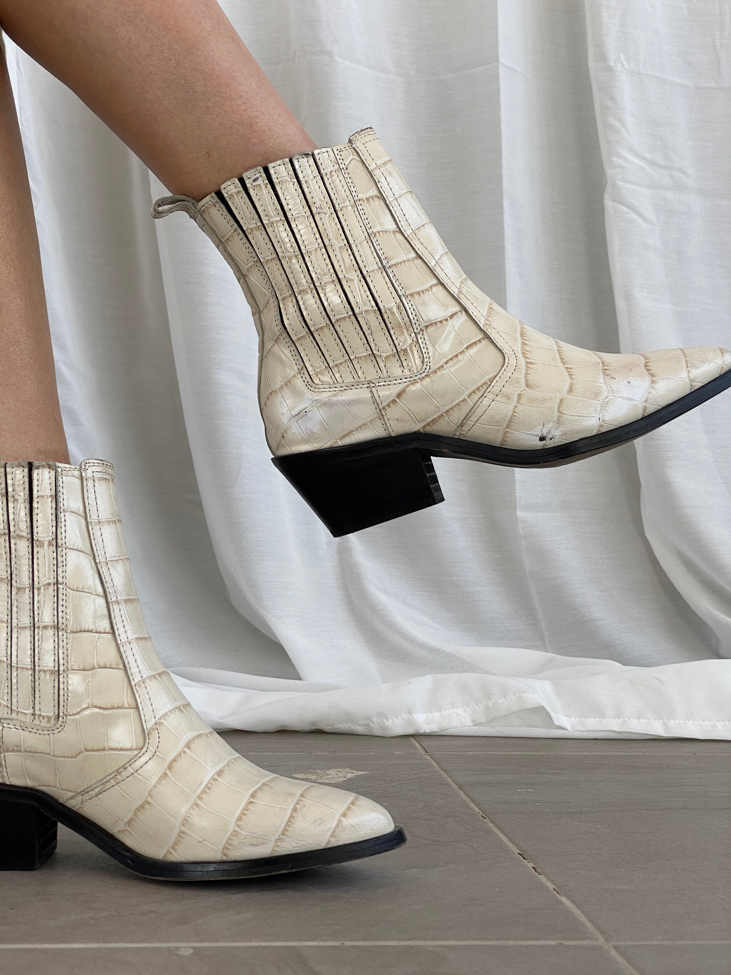 حذاء ميريام الغربي بكعب عالٍ من الجلد بتأثير التمساح من AllSaints