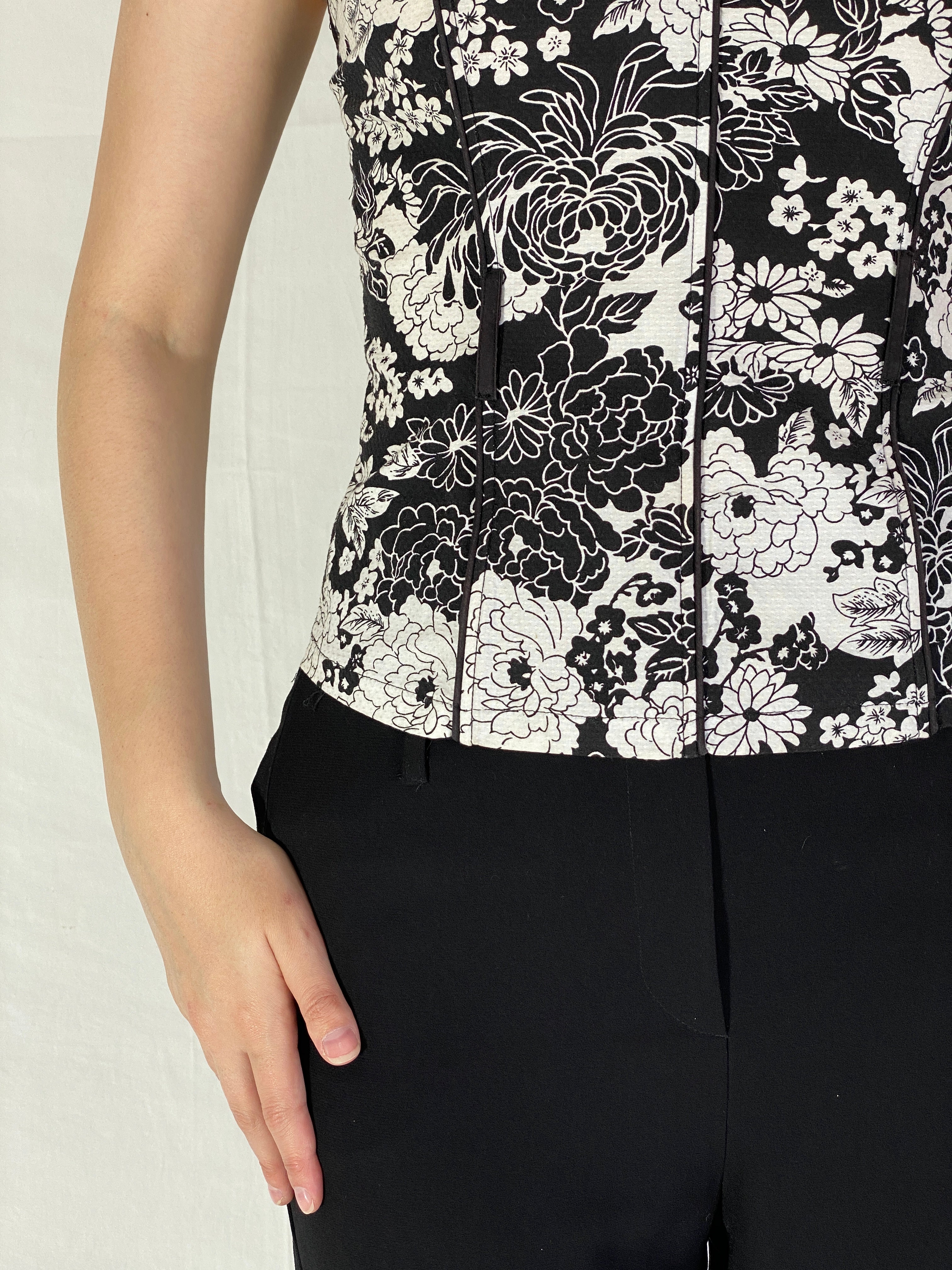 صدرية كورسيه زاناكا بونيد بتصميم عتيق من عام 2000 باللونين الأسود والأبيض - مقاس صغير