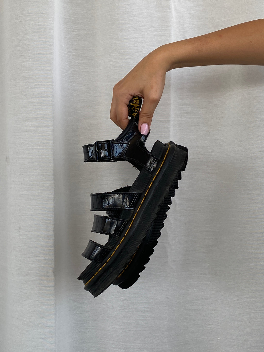 صندل Dr. Martens Blaire الأسود ذو النعل السميك المصنوع من الجلد اللامع - مقاس EU 37