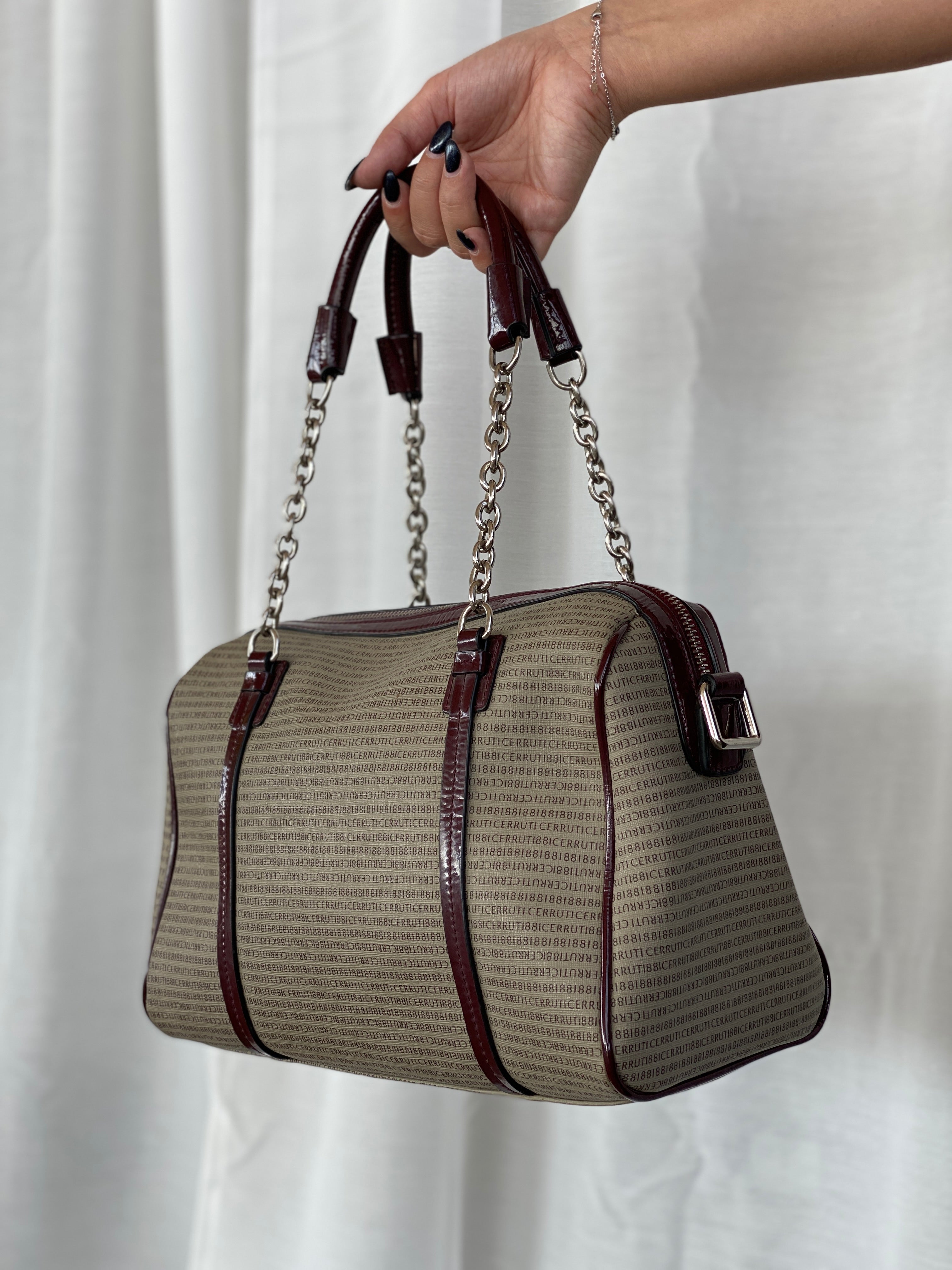 حقيبة بوسطن من قماش شيروتي 1881 سيجنتشر، مصنوعة من قماش مطلي وجلد بورجوندي لامع