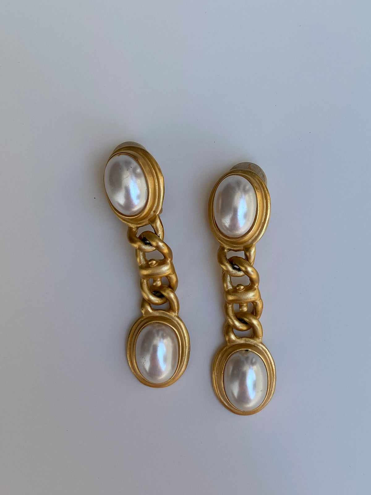 Vintage 1980s C Signed Gold-Tone Faux Pearl Chain Link Clip-On Drop Earrings Vintage 1980s C Signed Gold-Tone Faux Pearl Chain Link Clip-On Drop Earrings