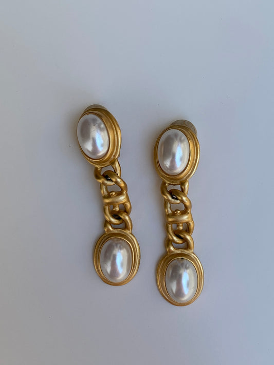 Vintage 1980s C Signed Gold-Tone Faux Pearl Chain Link Clip-On Drop Earrings