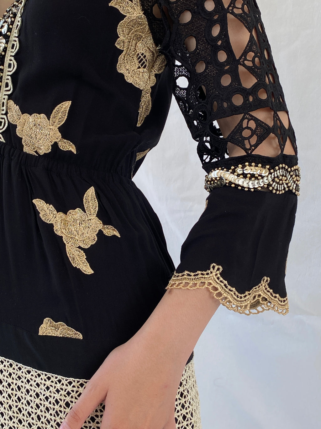 فستان قصير من مجموعة Laurie &amp; Joe Black Boho Core Embellished Indie - مقاس M