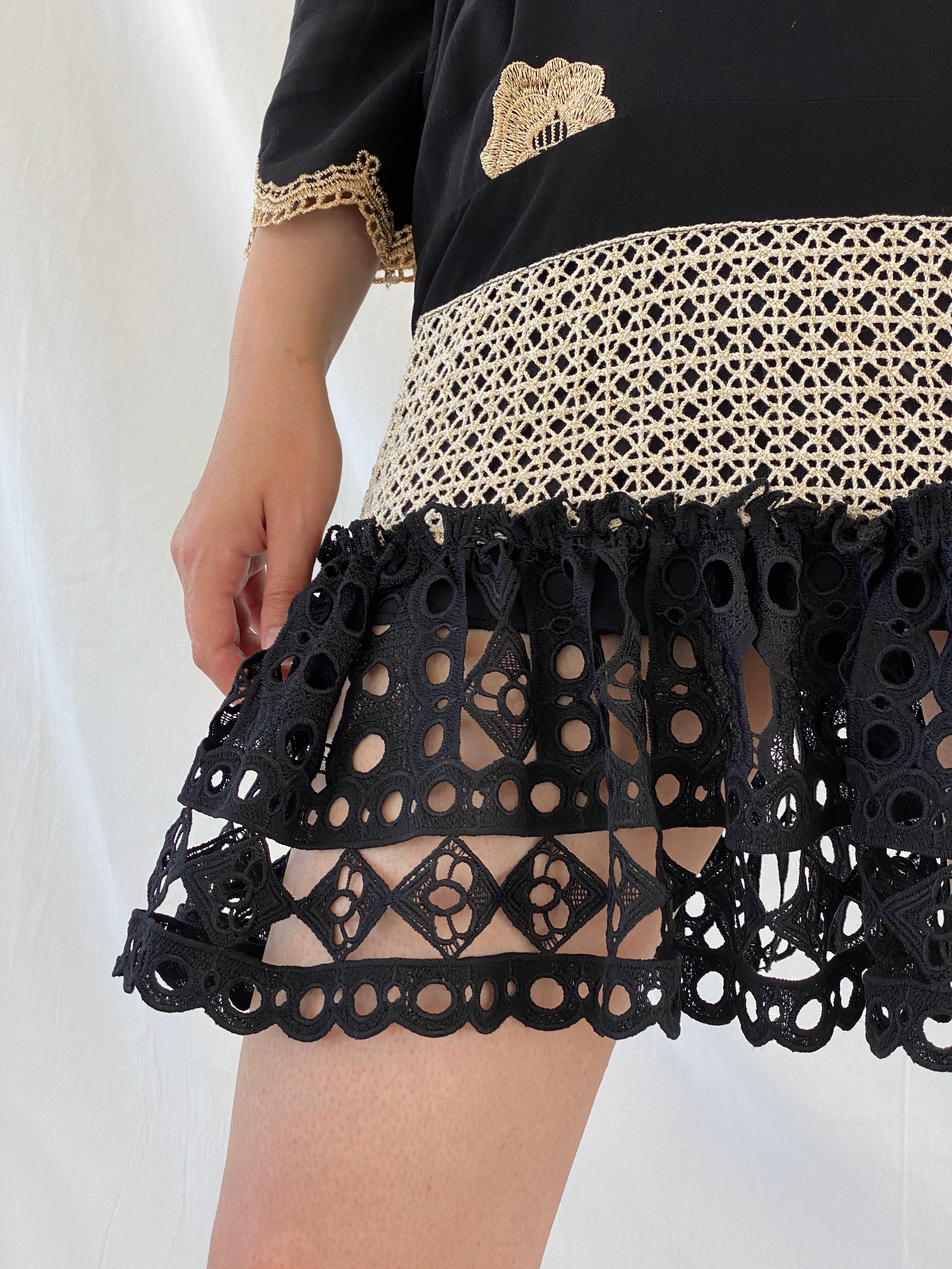 فستان قصير من مجموعة Laurie &amp; Joe Black Boho Core Embellished Indie - مقاس M