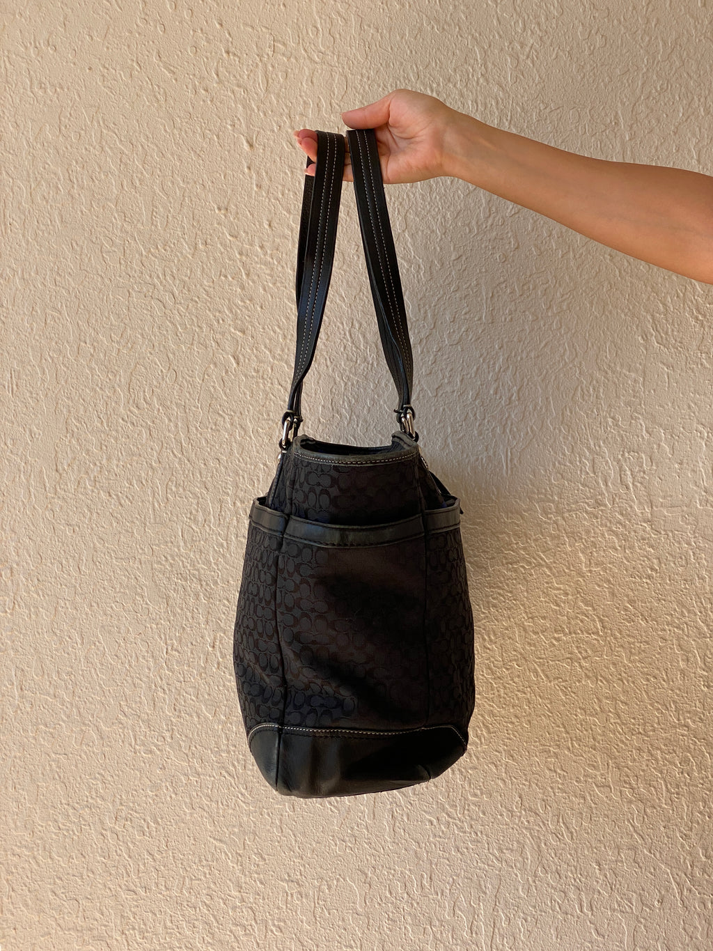 حقيبة كتف نسائية سوداء اللون من Coach Monogram أصلية