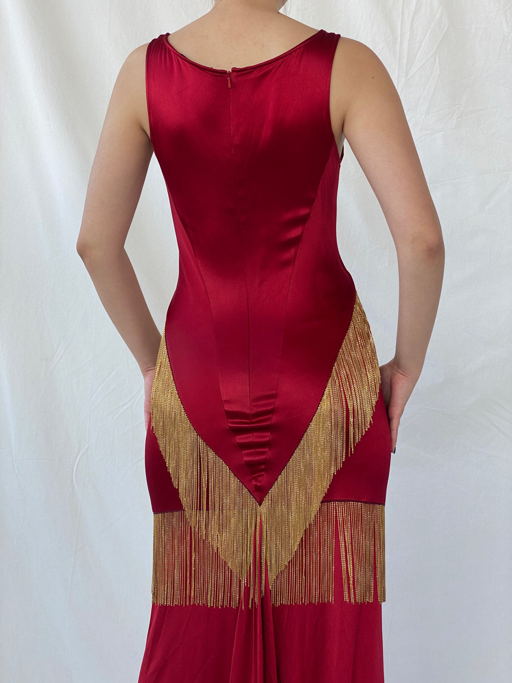 فستان رانجانا خان الرائع من الحرير العنابي الذهبي بدون أكمام وفتحة رقبة على شكل حرف V - مقاس صغير