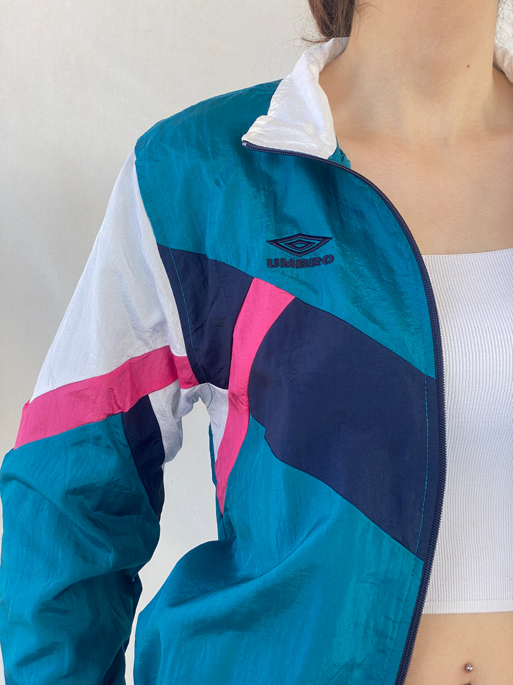 جاكيت رياضي نسائي من Umbro Premier Blue Colorblock مقاوم للرياح - مقاس صغير