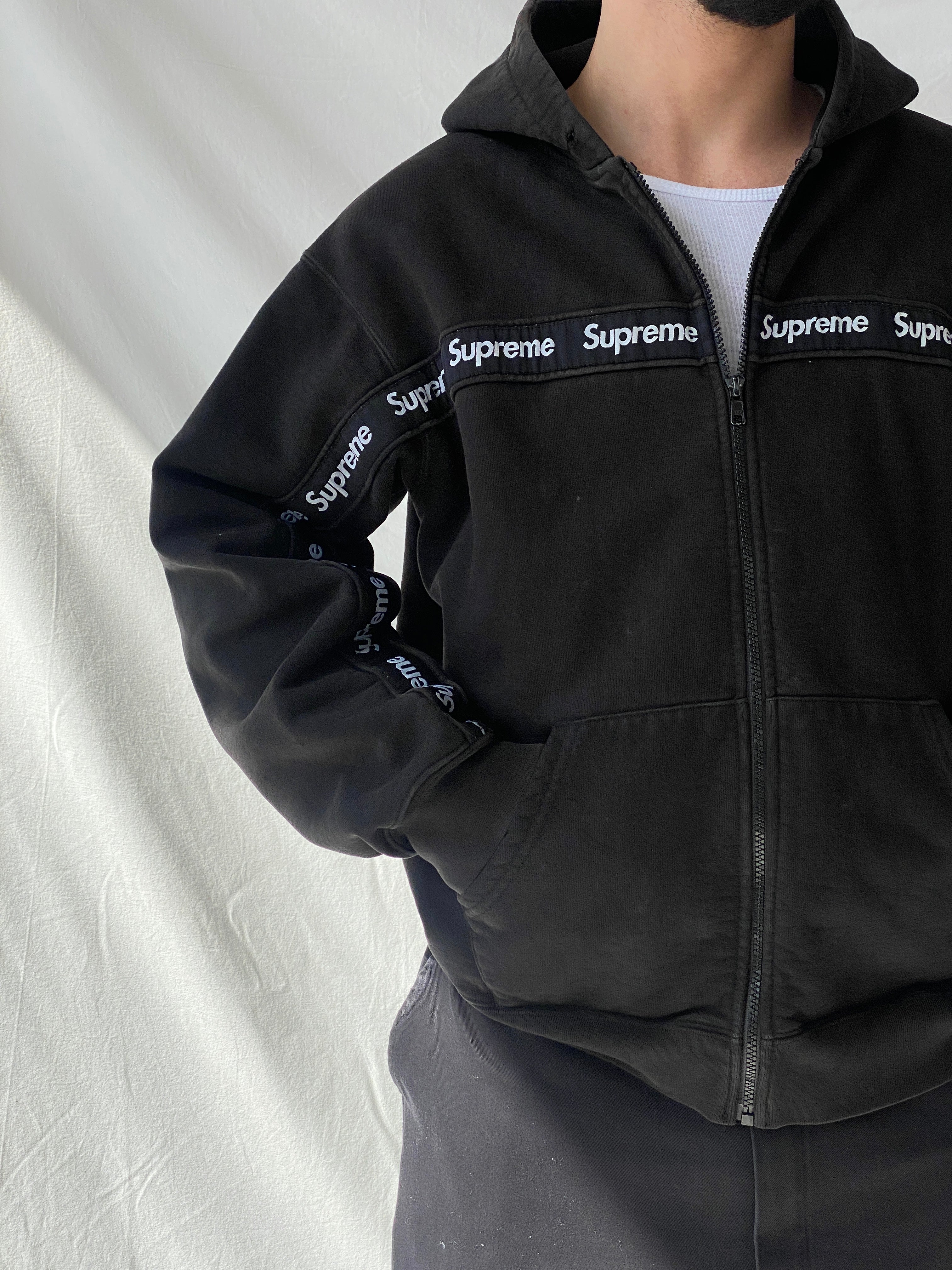 جاكيت رجالي أسود بغطاء رأس وسحاب ونص مخطط من Supreme Text Stripe - مقاس كبير