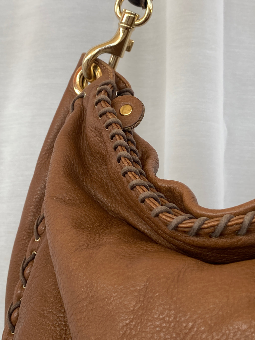 حقيبة كتف هوبو كبيرة من الجلد البني من جيمي تشو Y2K