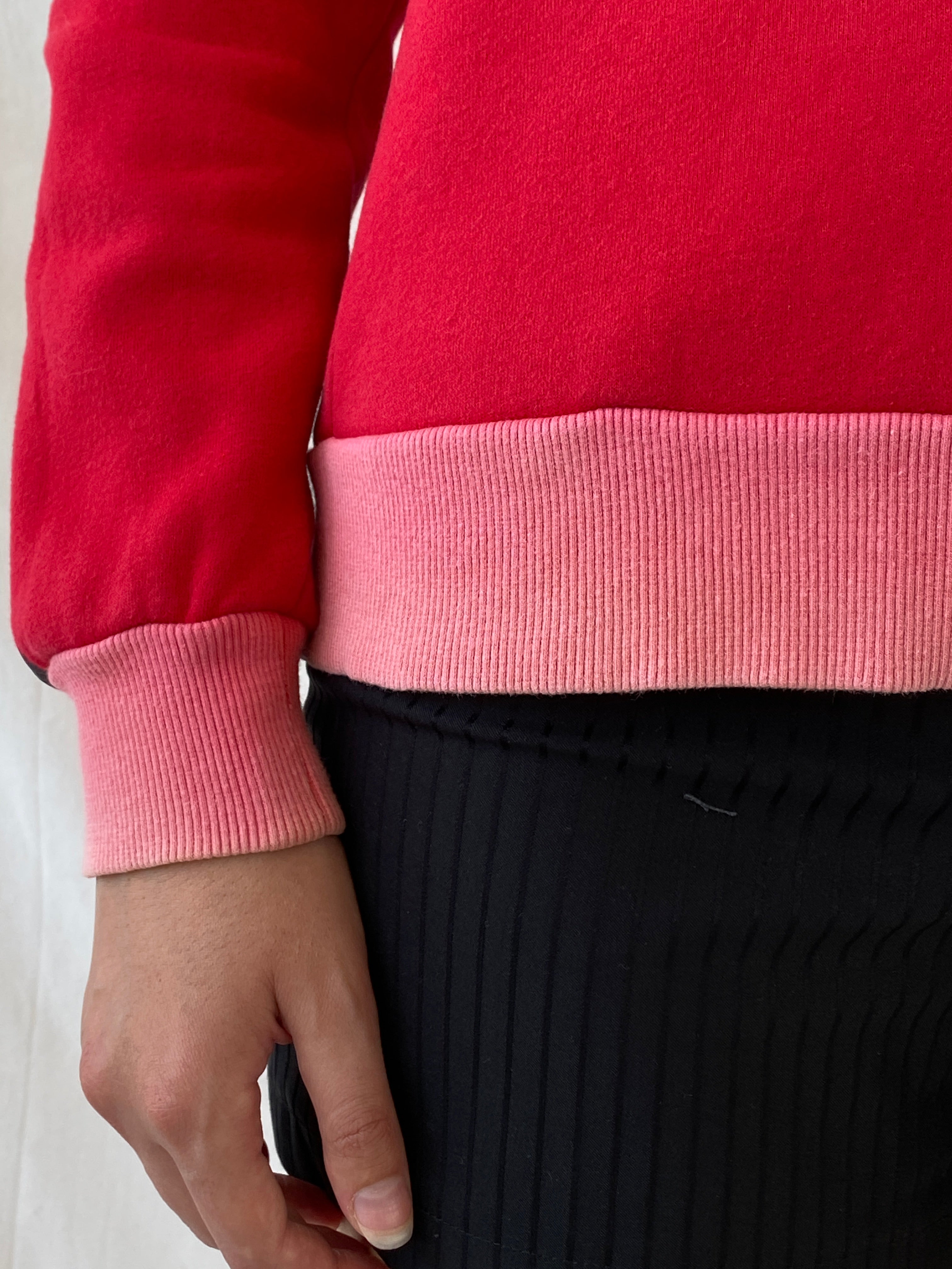 سترة كينزو باريس الحمراء من الصوف بطبعة عين، بياقة دائرية، قطن، مقاس صغير