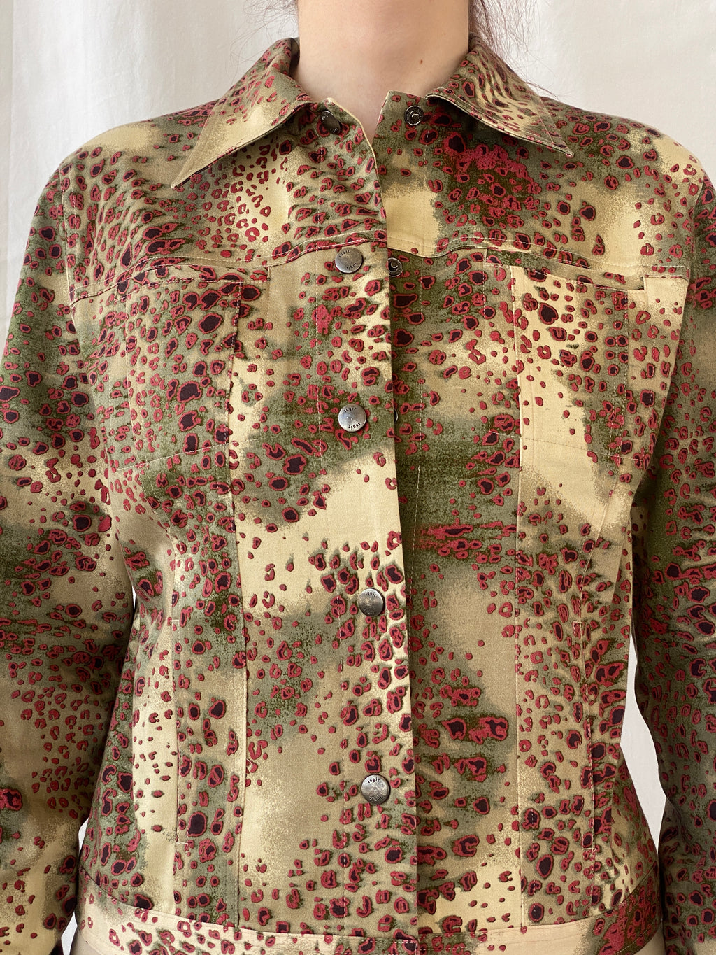 جاكيت من القطن الخفيف بطبعة حيوانية باللونين البيج والأحمر من مجموعة Vintage August Silk Logic - مقاس M