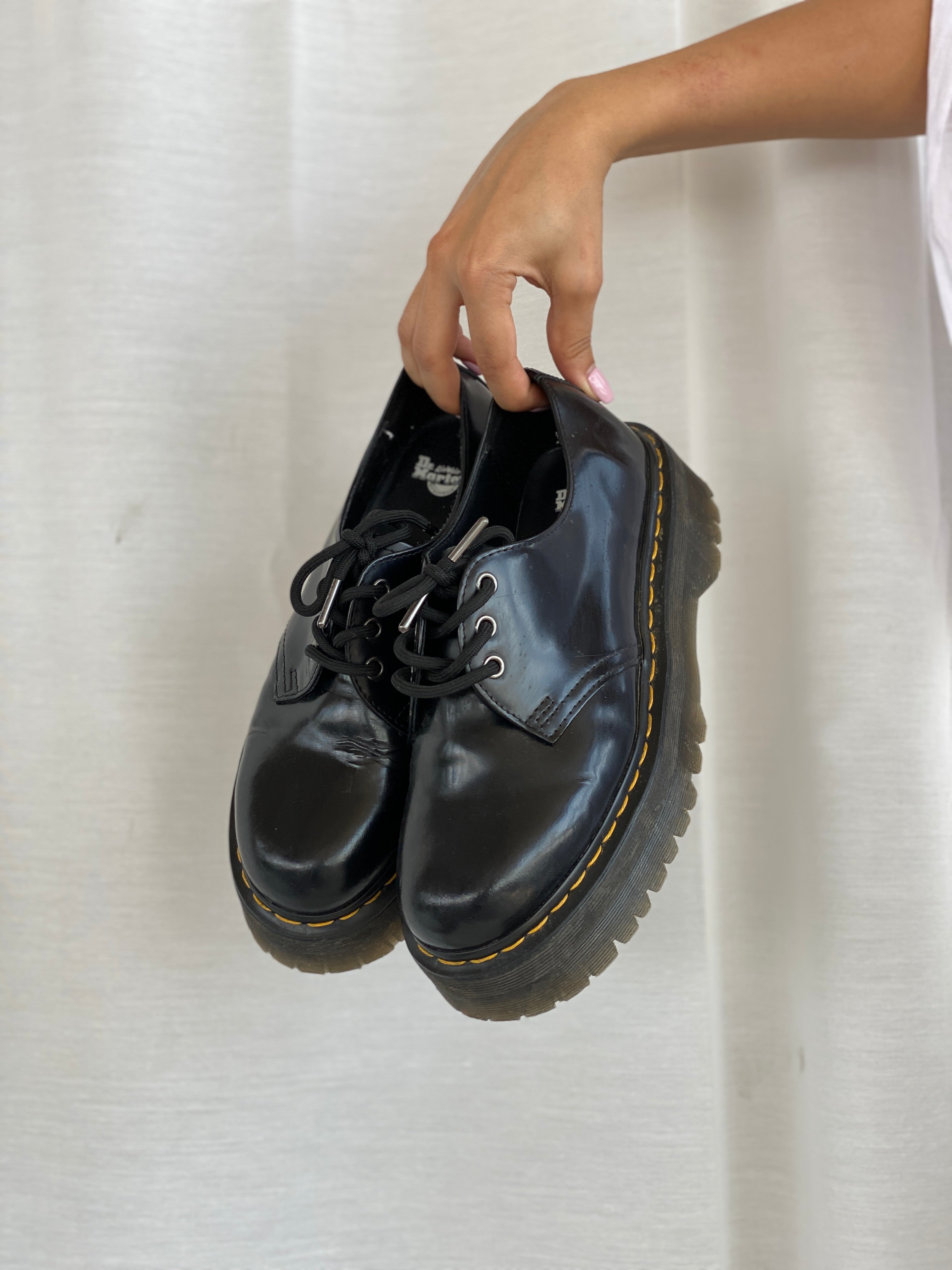 حذاء ديربي من دكتور مارتنز دوكس، جلد أسود، ذو نعل سميك، برباط، مقاس أوروبي ٤١