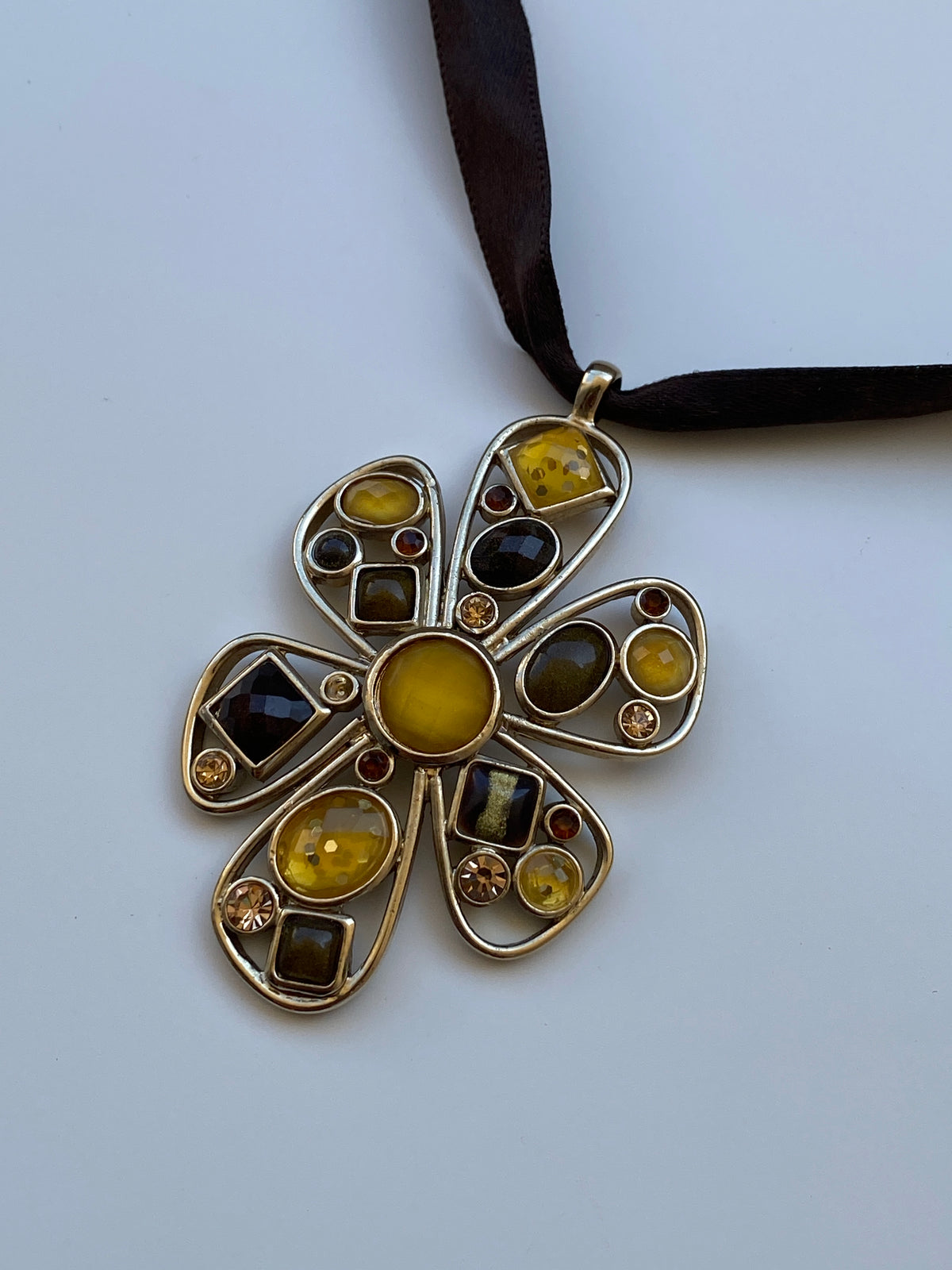 Vintage Y2K Brown Ribbon Choker with Amber Rhinestone Floral Pendant – Statement Necklace Vintage Y2K Brown Ribbon Choker with Amber Rhinestone Floral Pendant – Statement Necklace