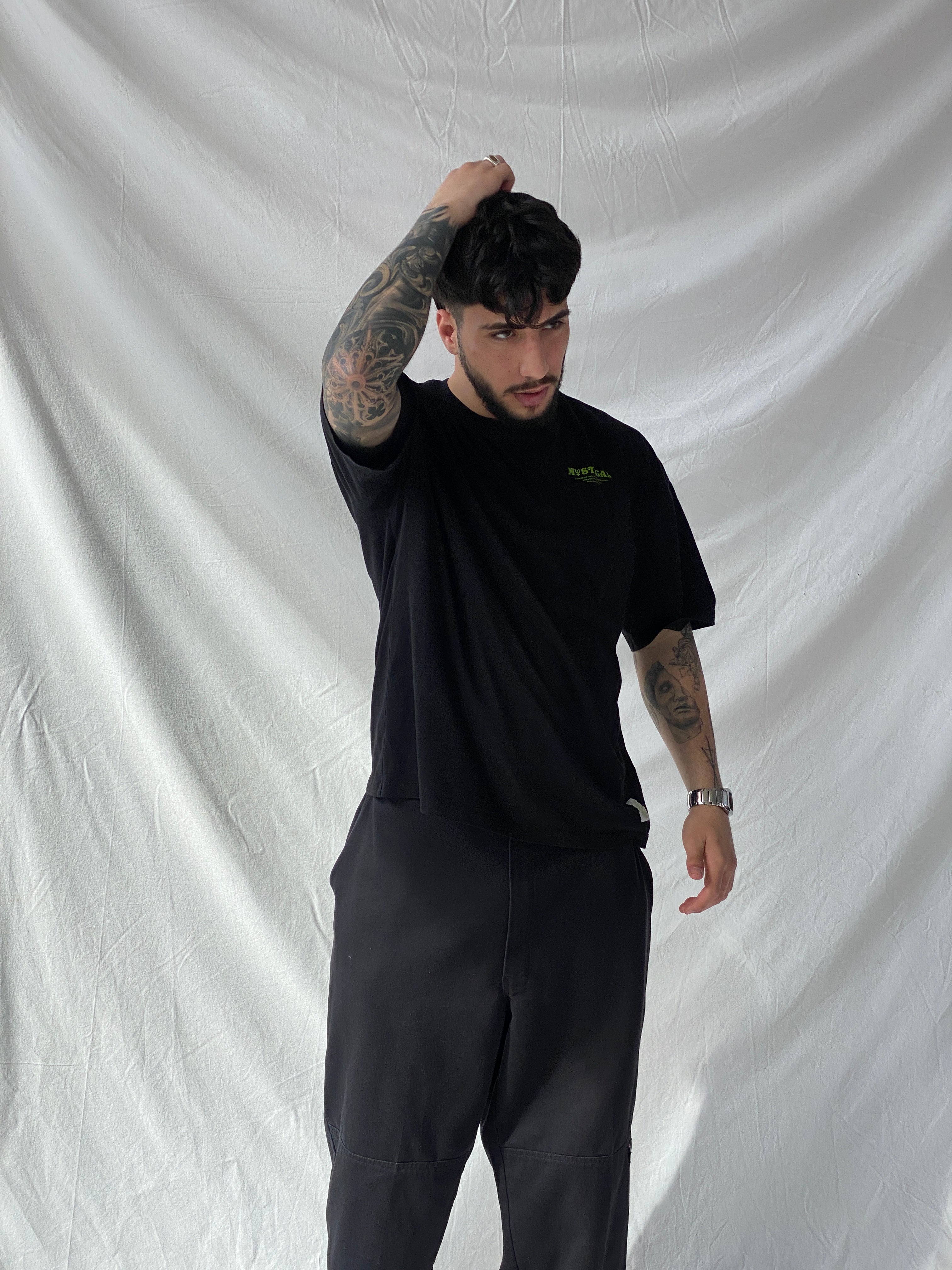 تي شيرت رجالي أسود مطبوع عليه رسومات غامضة من بيرشكا - مقاس متوسط