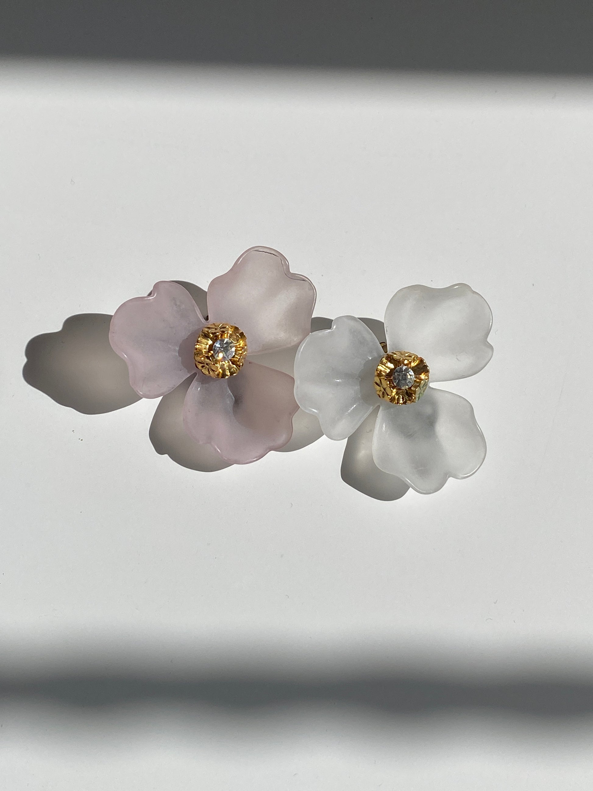Vintage 90s Two-Tone Frosted Flower Clip-On Earrings – Pink & White Lucite Floral Statement Vintage 90s Two-Tone Frosted Flower Clip-On Earrings – Pink & White Lucite Floral Statement
