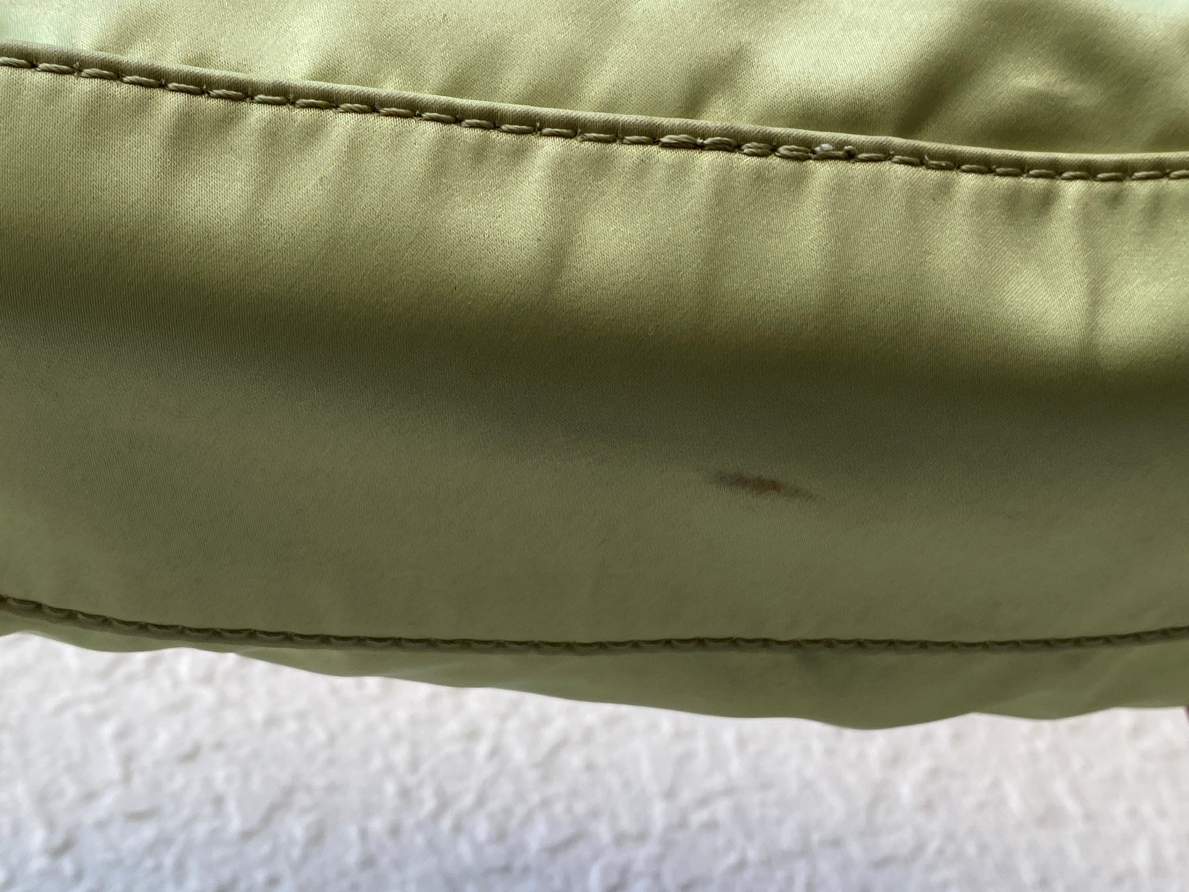 حقيبة كتف Guess باللون الأخضر الليموني المزين بالكريستال Y2K