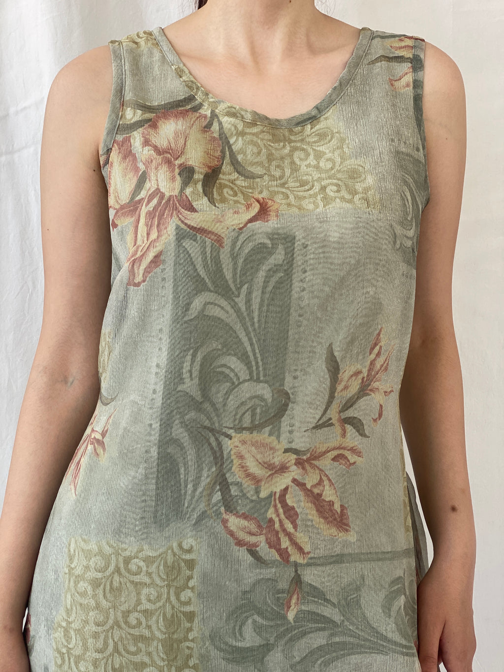 فستان ويليز نيويوركي متوسط ​​الطول بتصميم زهور الباستيل الباهتة من عام 2000 - مقاس متوسط