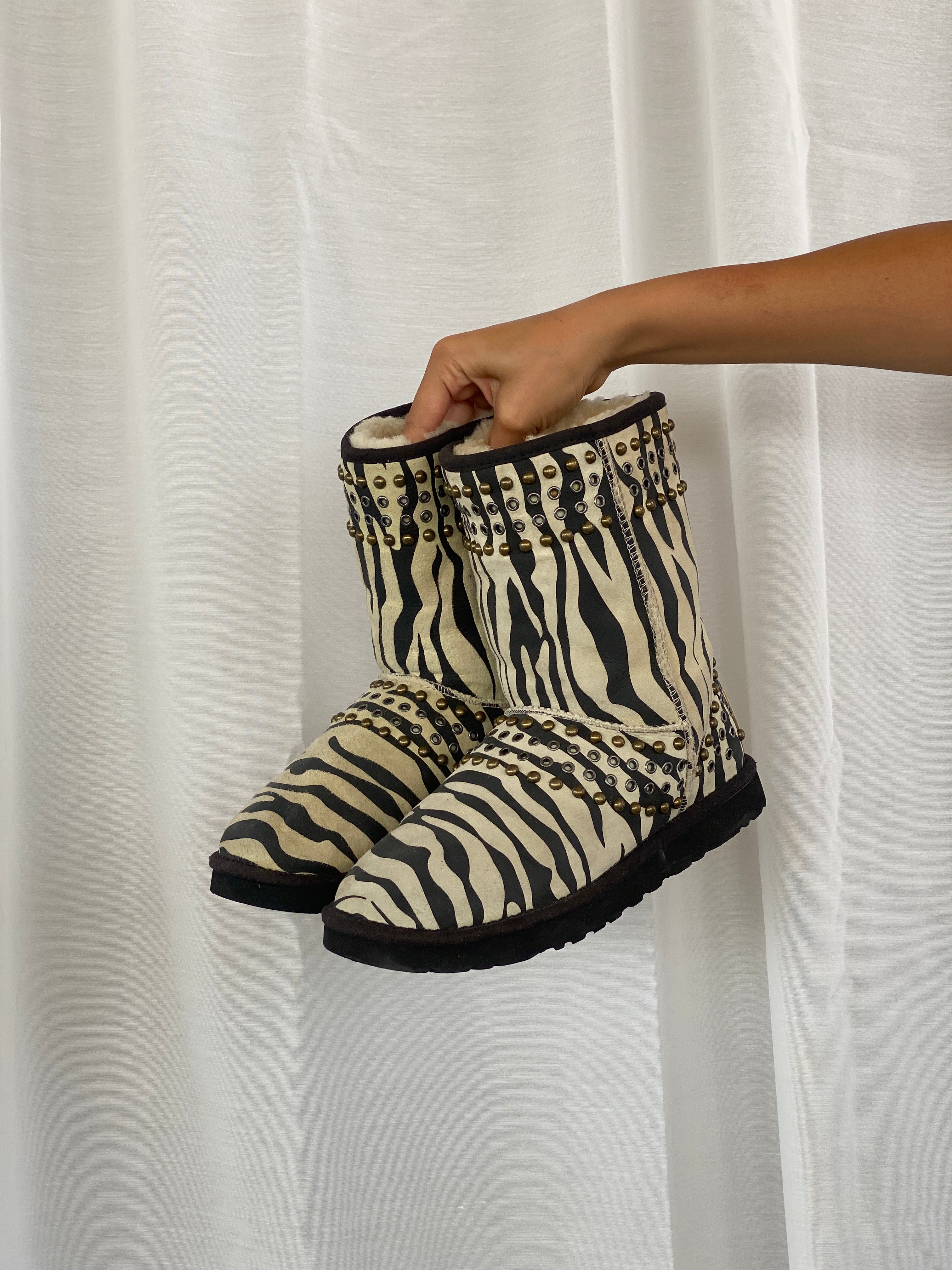 حذاء UGG X Jimmy Choo Zebra Studded Shearling Padded Snow Uggs - مقاس 38