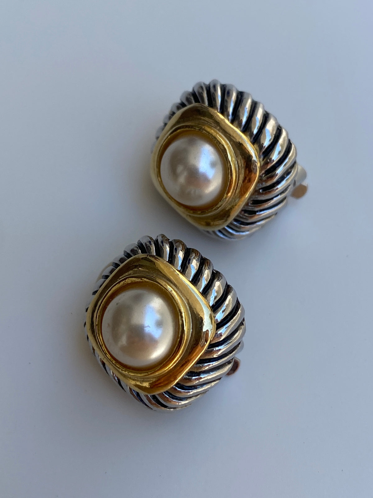 Vintage Two-Tone Faux Pearl Ribbed Clip-On Gold & Silver Earrings Vintage Two-Tone Faux Pearl Ribbed Clip-On Gold & Silver Earrings