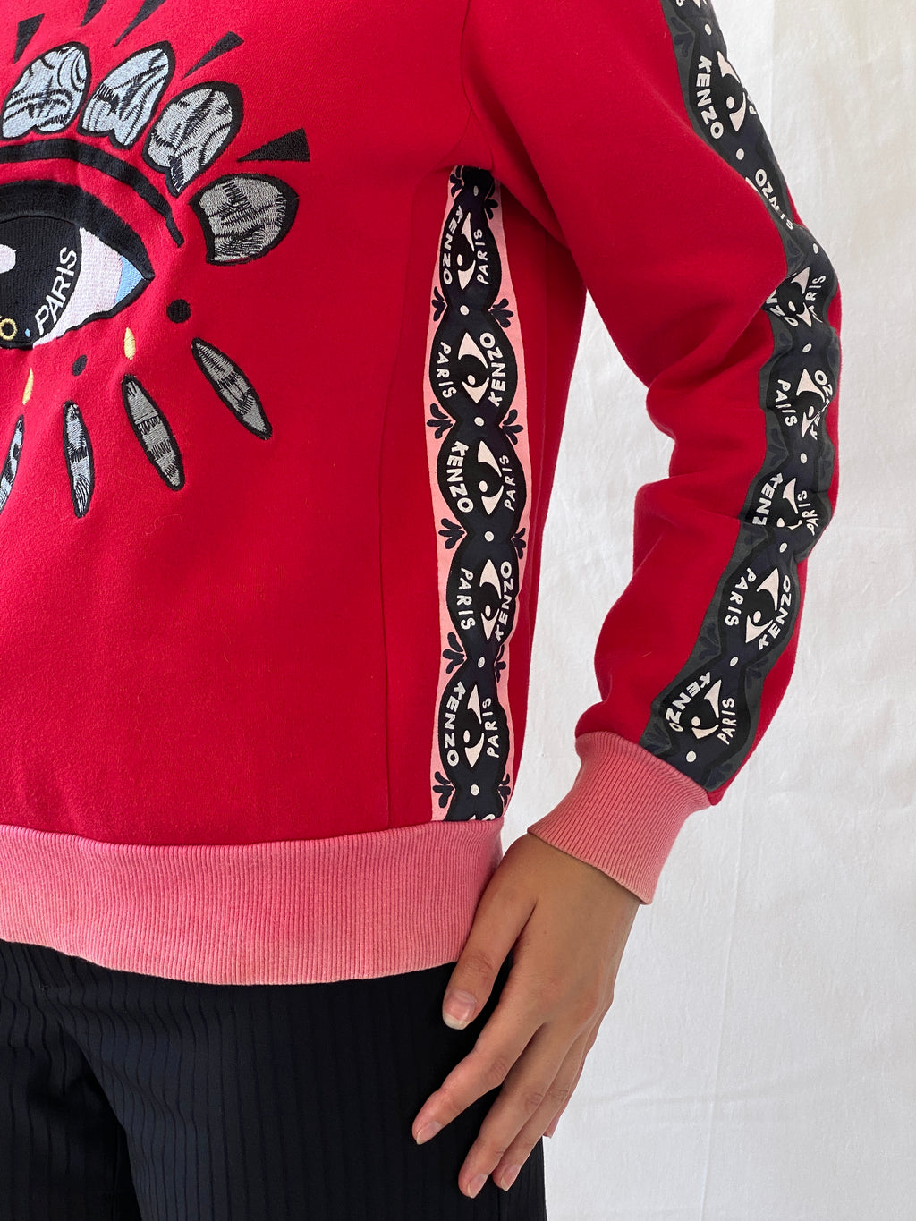 سترة كينزو باريس الحمراء من الصوف بطبعة عين، بياقة دائرية، قطن، مقاس صغير