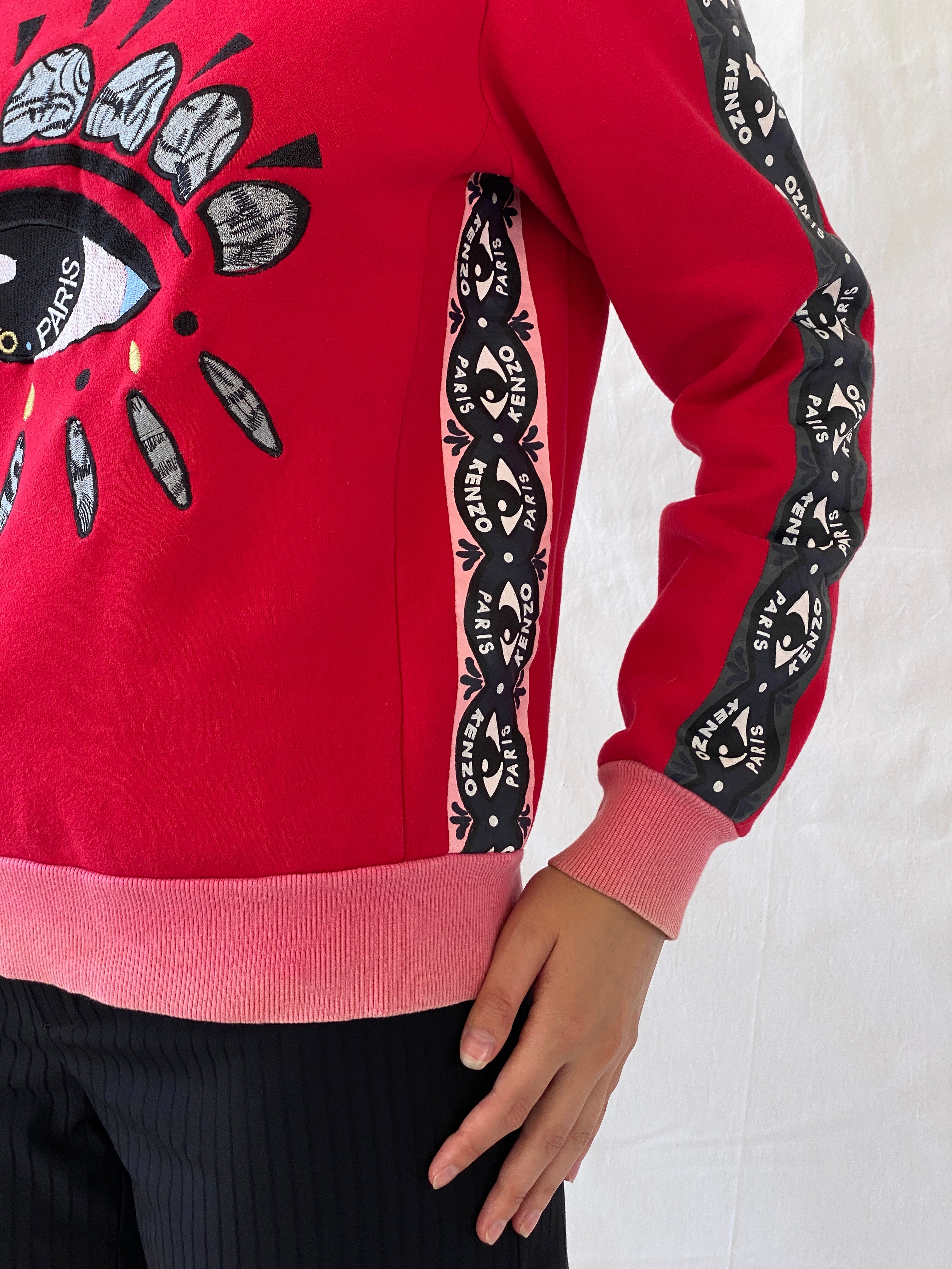 سترة كينزو باريس الحمراء من الصوف بطبعة عين، بياقة دائرية، قطن، مقاس صغير