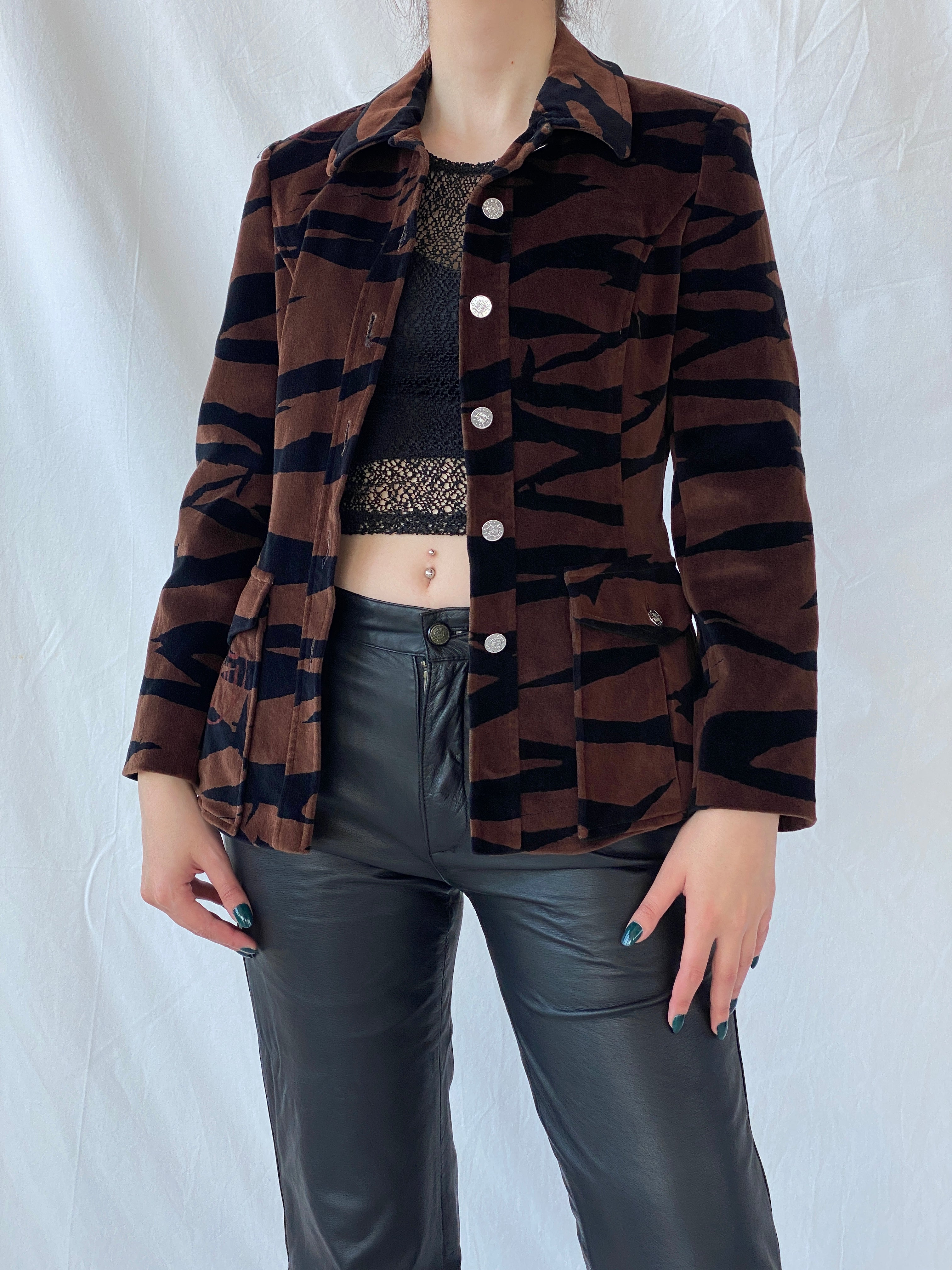 بليزر ثقيل من المخمل بطبعة نمر بني وأسود من كينزو جينز، بتصميم عتيق رائع من التسعينيات - مقاس متوسط