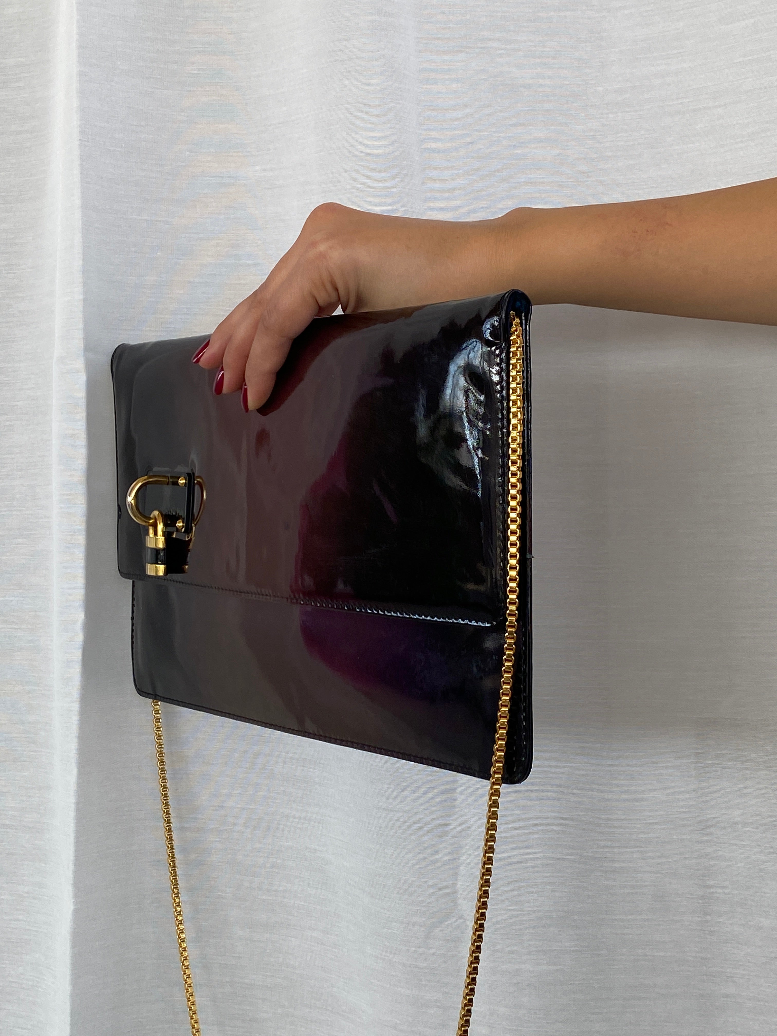 حقيبة كلاتش أنيقة من الجلد اللامع من NWT Maria Pino