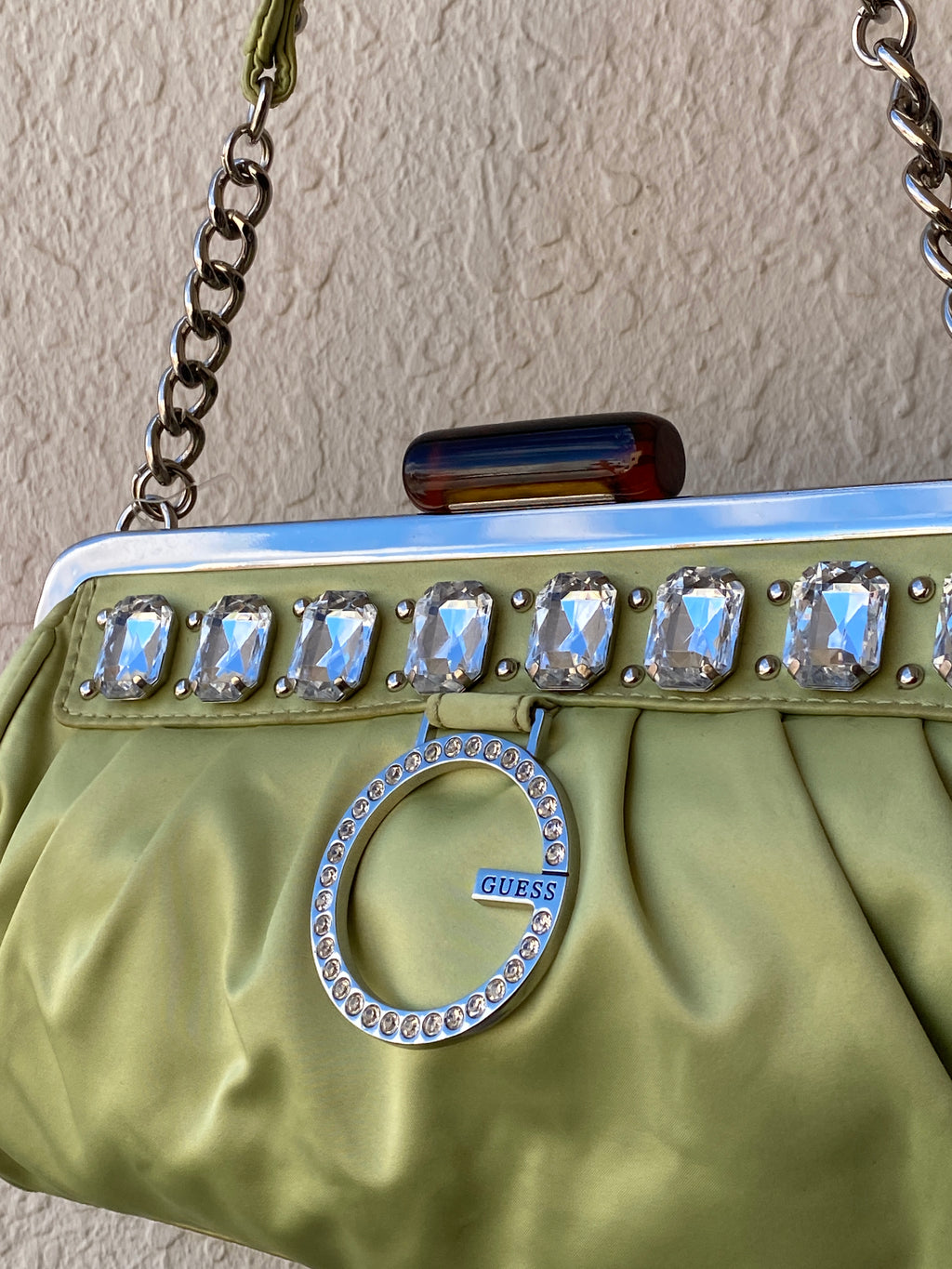 حقيبة كتف Guess باللون الأخضر الليموني المزين بالكريستال Y2K