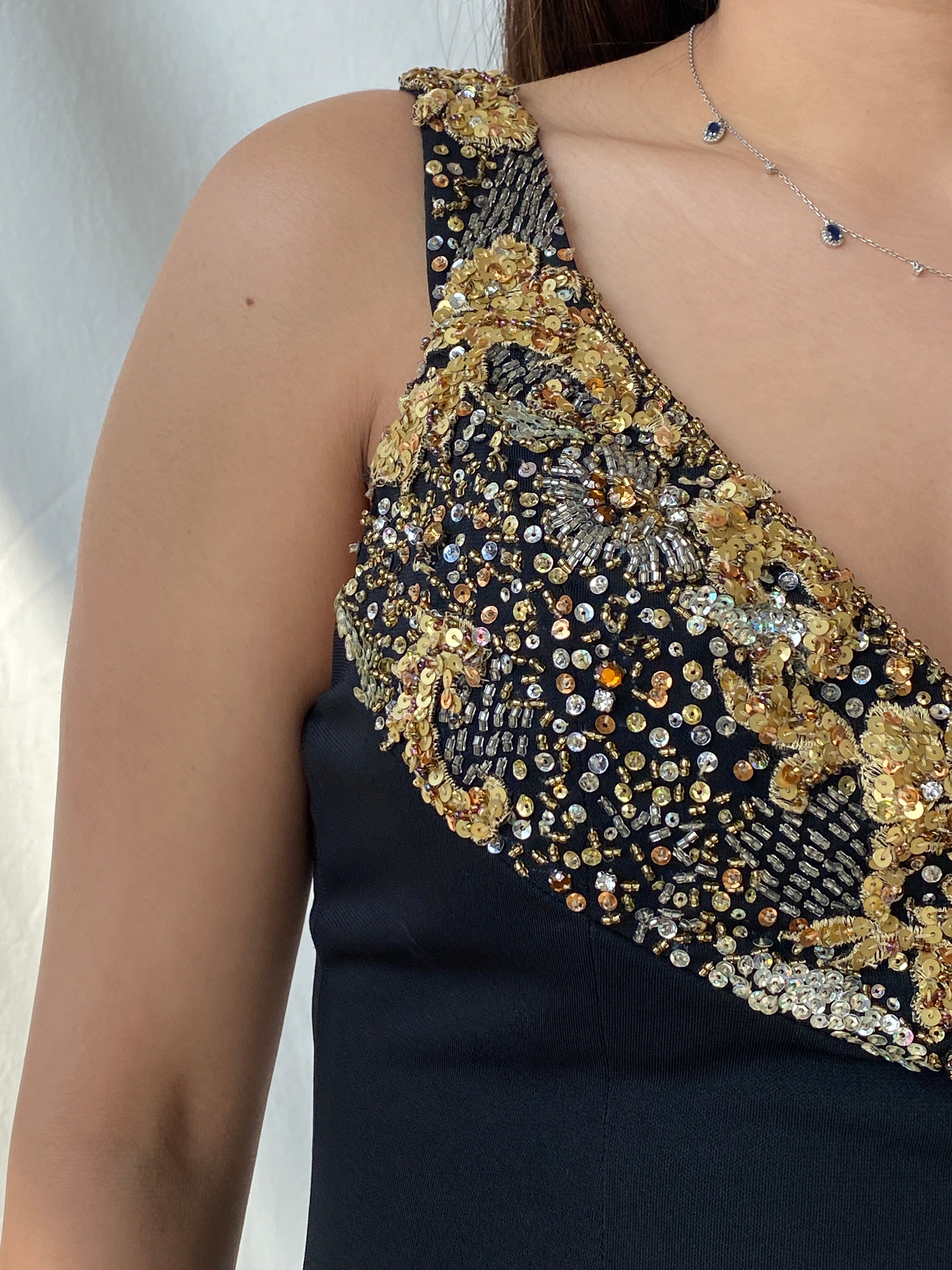 فستان BASIX أسود ضيق بدون أكمام مع تفاصيل ترتر وخرز ذهبي - M