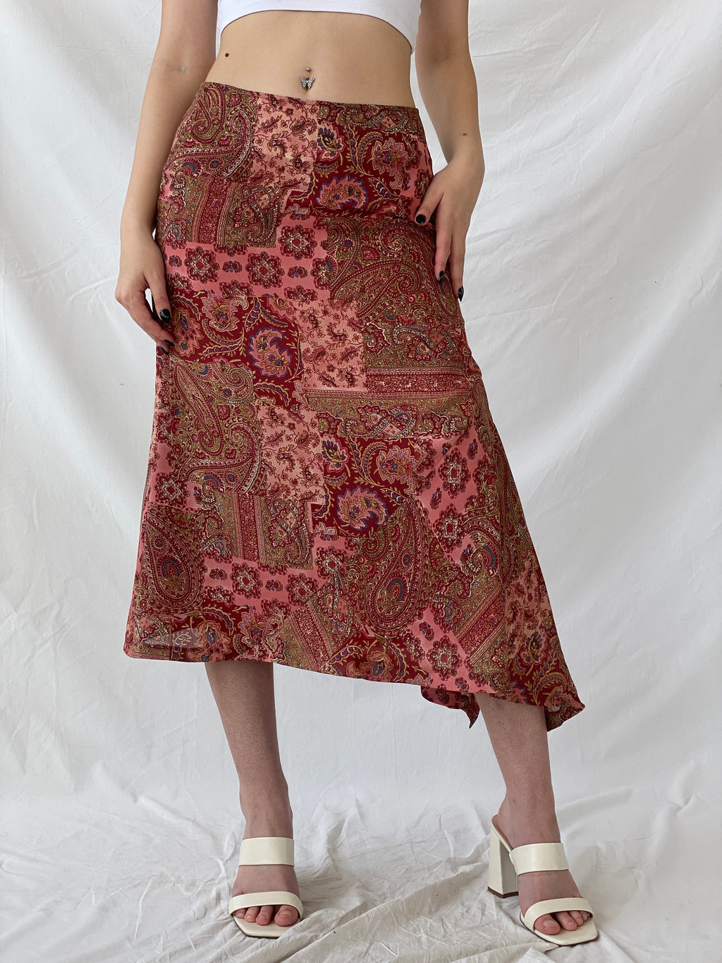 تنورة متوسطة الطول بطبعة بيزلي مانديلا وردية جميلة من كارلوس دي ميغيل - مقاس كبير