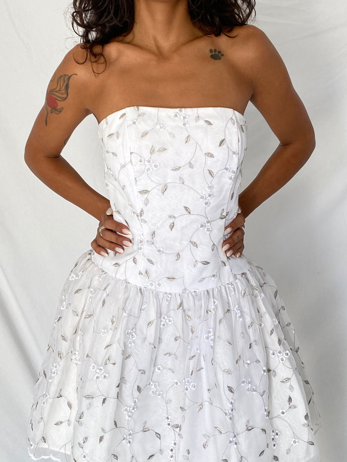 Vintage 90s Jessica McClintock for Gunne Sax White Silver Embroidered Strapless Fit & Flare Dress - S Vintage 90s Jessica McClintock for Gunne Sax White Silver Embroidered Strapless Fit & Flare Dress - S