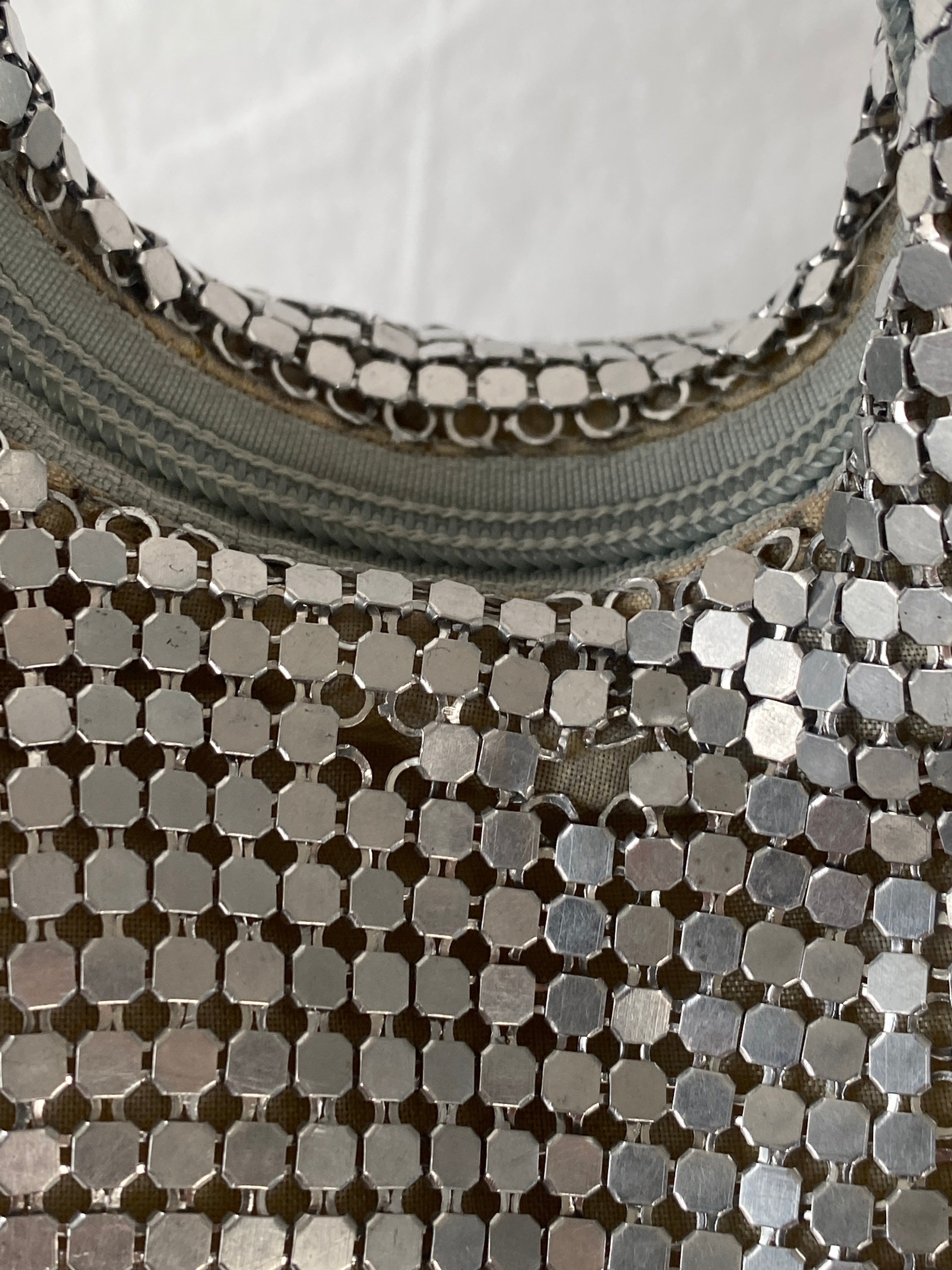 حقيبة كتف سهرة فضية معدنية جميلة وفضية