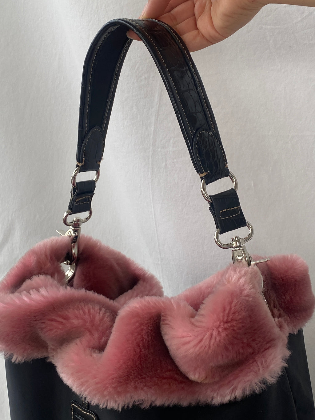 حقيبة كتف ليز كلايبورن توت سوداء مستوحاة من براتز من عام 2000