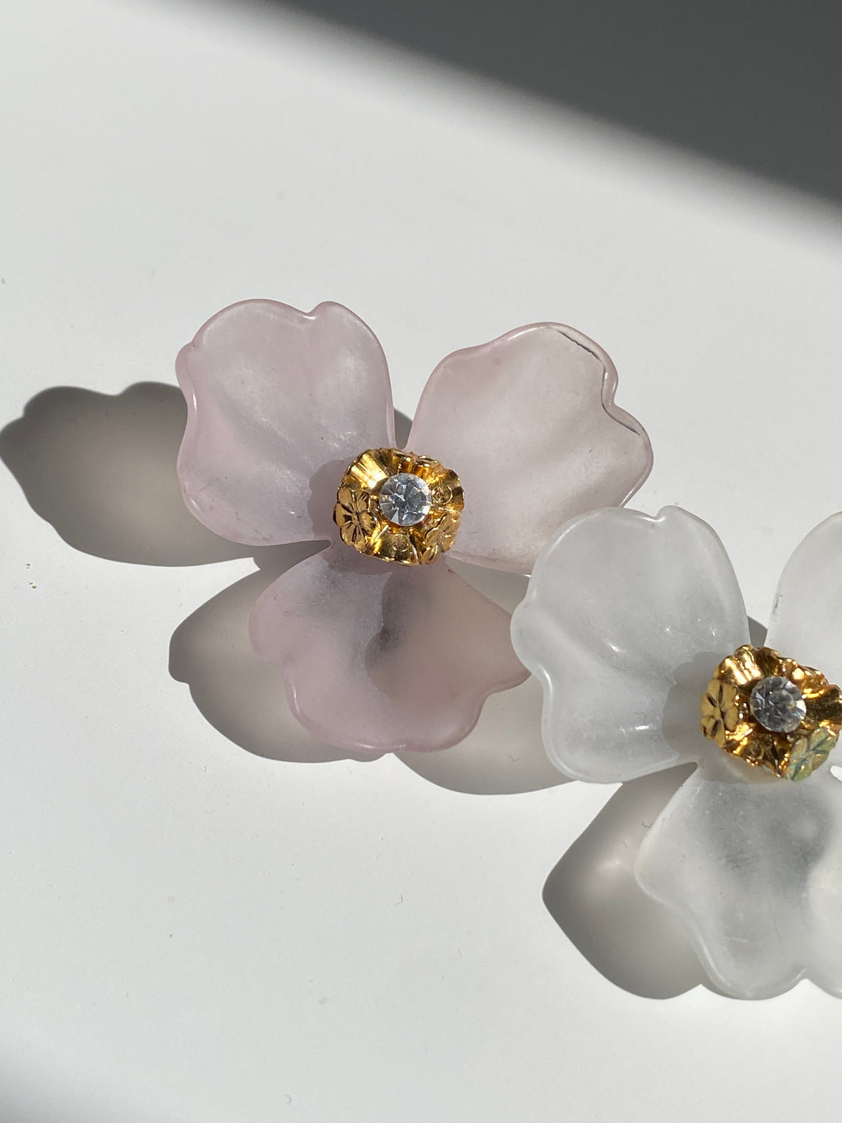 Vintage 90s Two-Tone Frosted Flower Clip-On Earrings – Pink & White Lucite Floral Statement Vintage 90s Two-Tone Frosted Flower Clip-On Earrings – Pink & White Lucite Floral Statement
