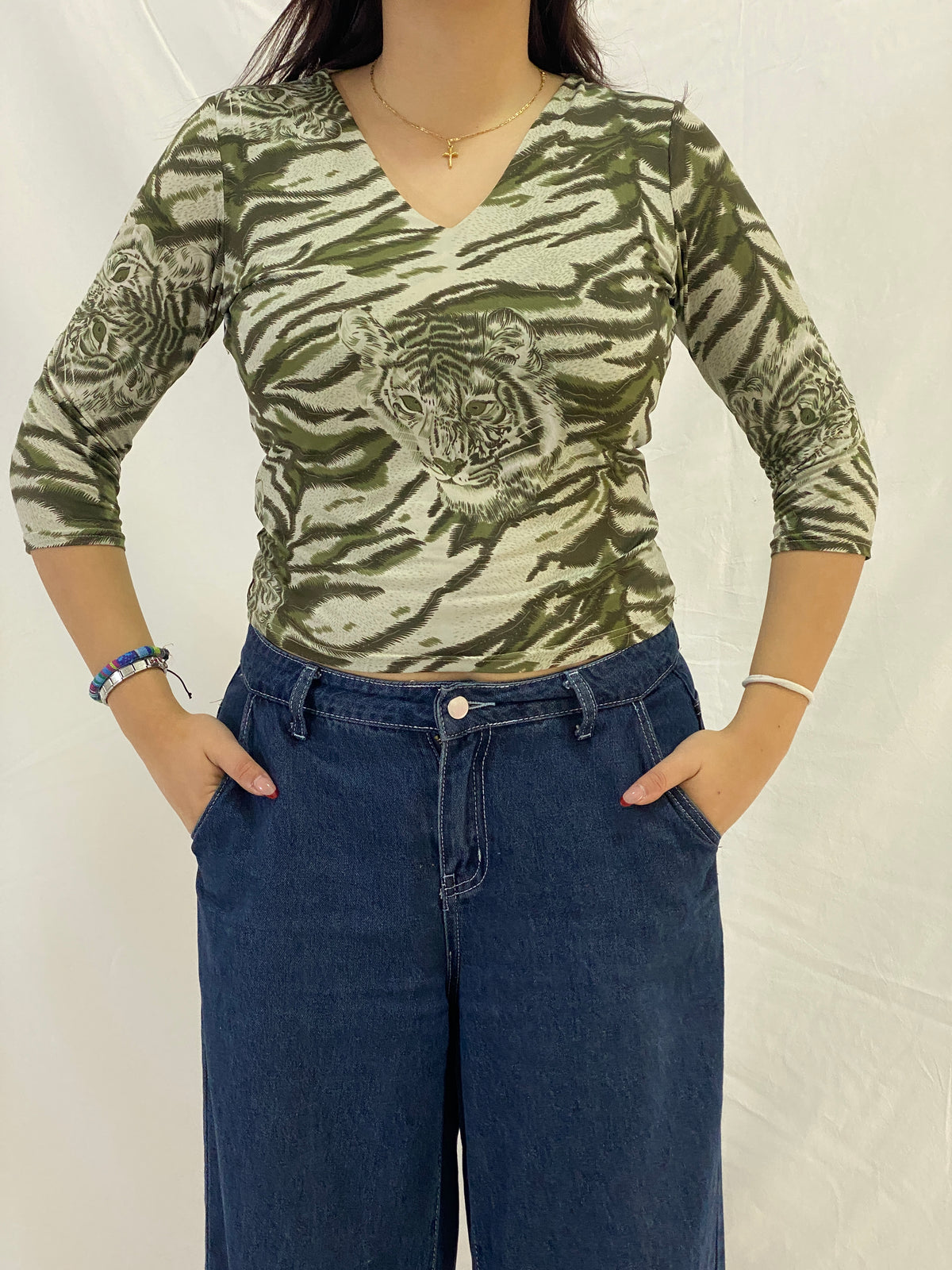 Vintage Green Tiger Print V-Neck Fitted 3/4 Sleeve Top - M Vintage Green Tiger Print V-Neck Fitted 3/4 Sleeve Top - M