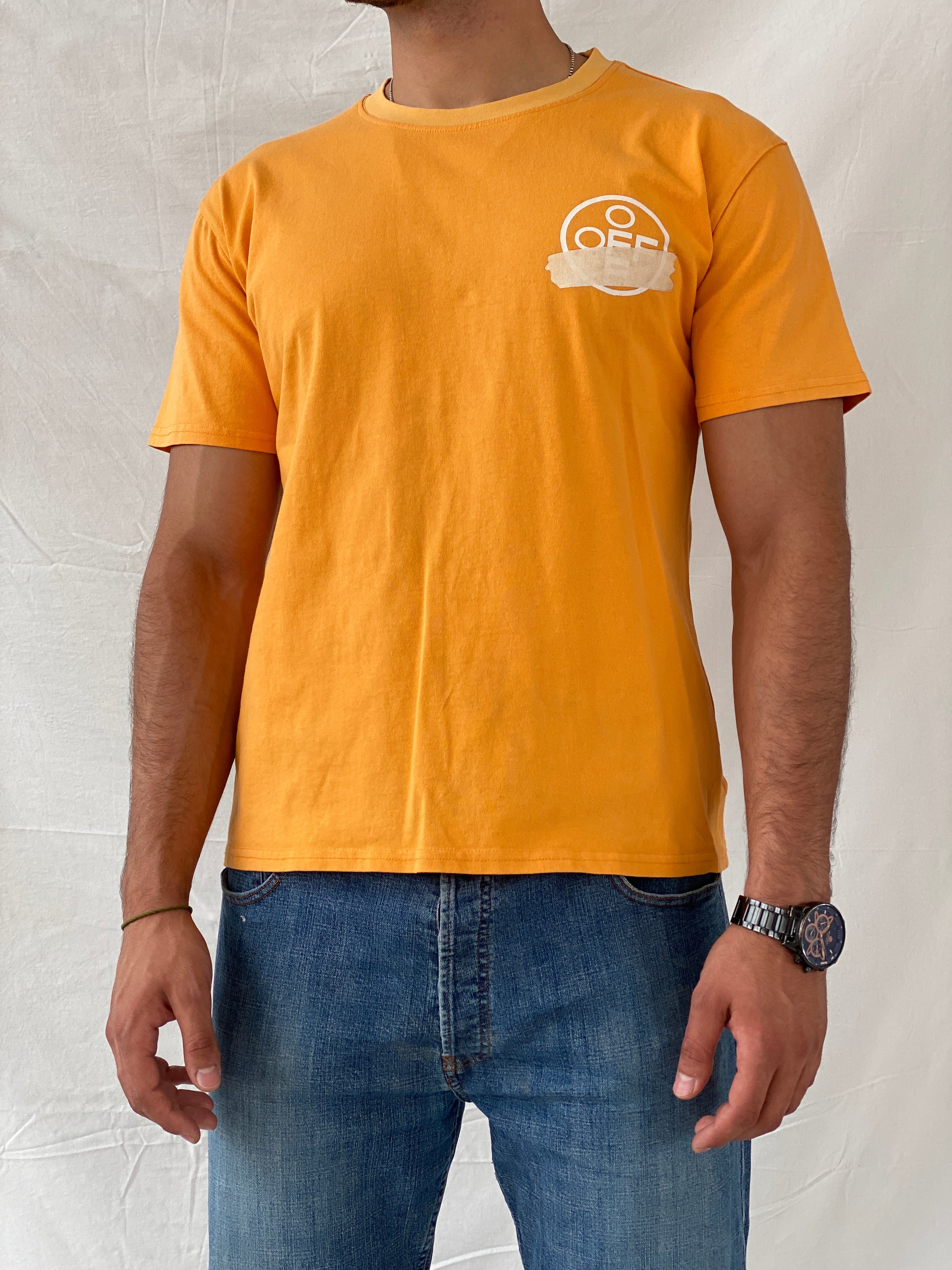 تي شيرت برتقالي برقبة دائرية وشريط جرافيكي من OFF-WHITE - مقاس كبير