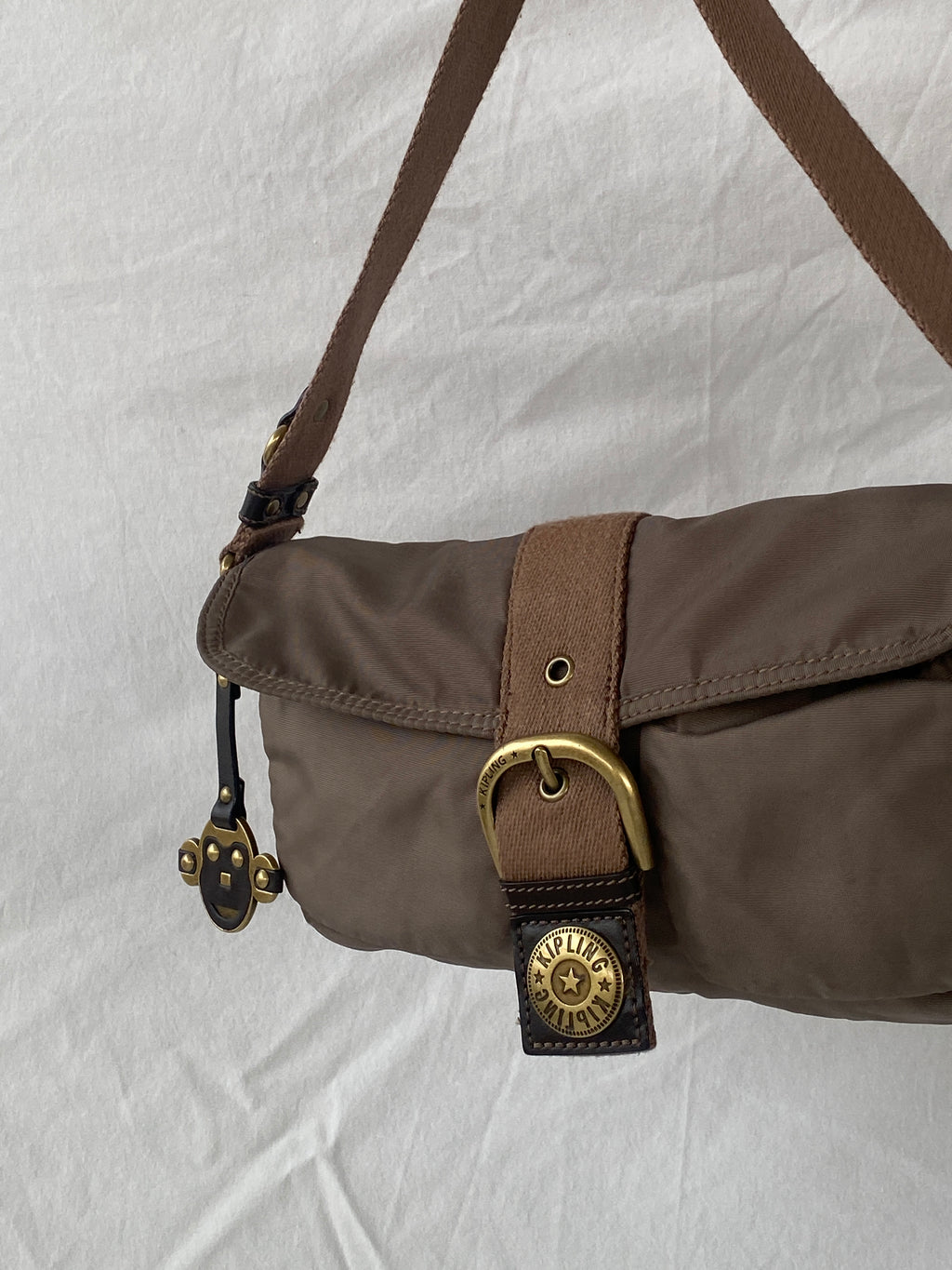 حقيبة كتف صغيرة من القماش من كيبلينج إستر سيتي باللون البني