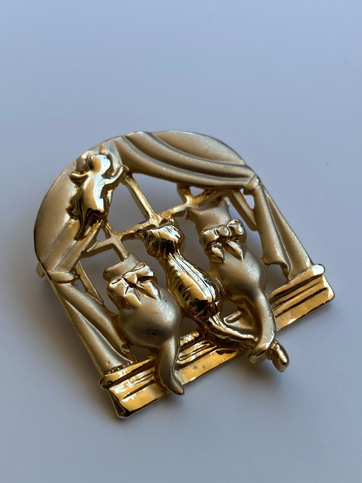 Vintage OAJC Gold-Tone Three Cats in a Window Figural Brooch Vintage OAJC Gold-Tone Three Cats in a Window Figural Brooch
