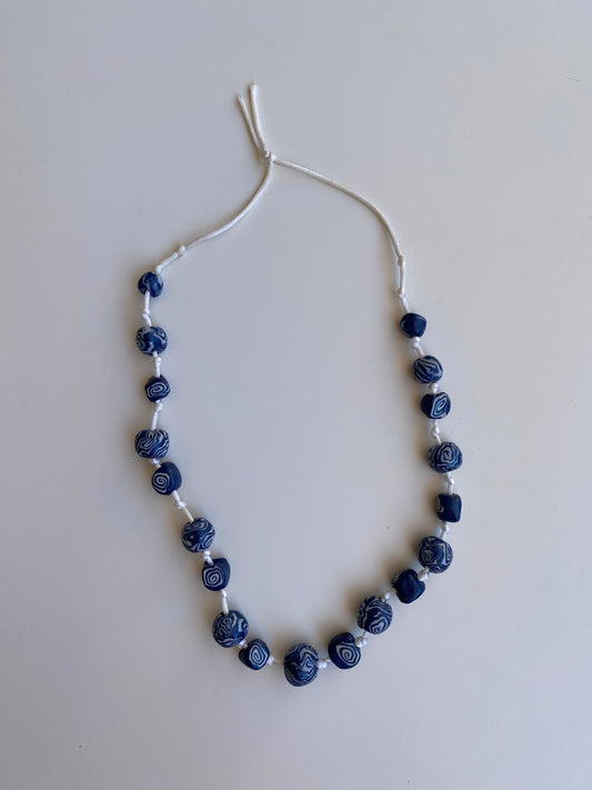 Vintage Y2K Navy & Cream Swirl Beaded Knotted Cord Necklace