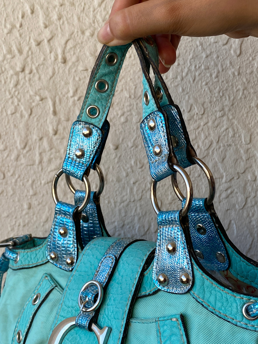 حقيبة ساتشيل فيروزية عتيقة من Guess Y2K مع شعار G وأجزاء معدنية وحواف مرصعة بالمسامير