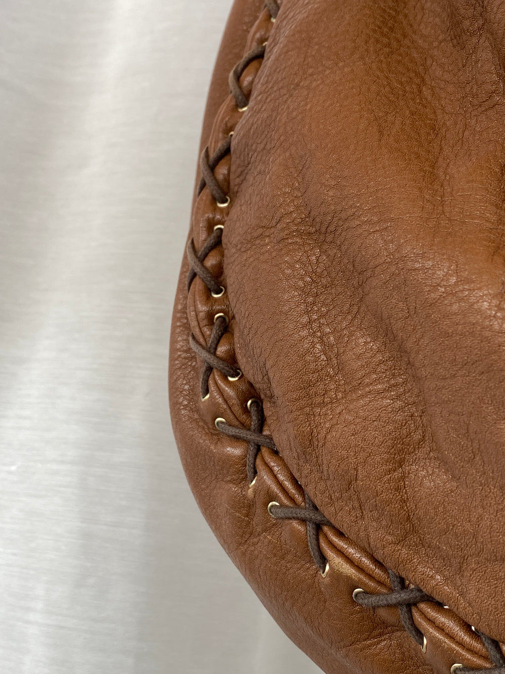 حقيبة كتف هوبو كبيرة من الجلد البني من جيمي تشو Y2K